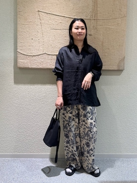 「かぐれ（カグレ）のリネンレギュラーボックスシャツ（シャツ/ブラウス、ブラック系）」を使った、クボさん（レディース・161cm）の春コーディネート