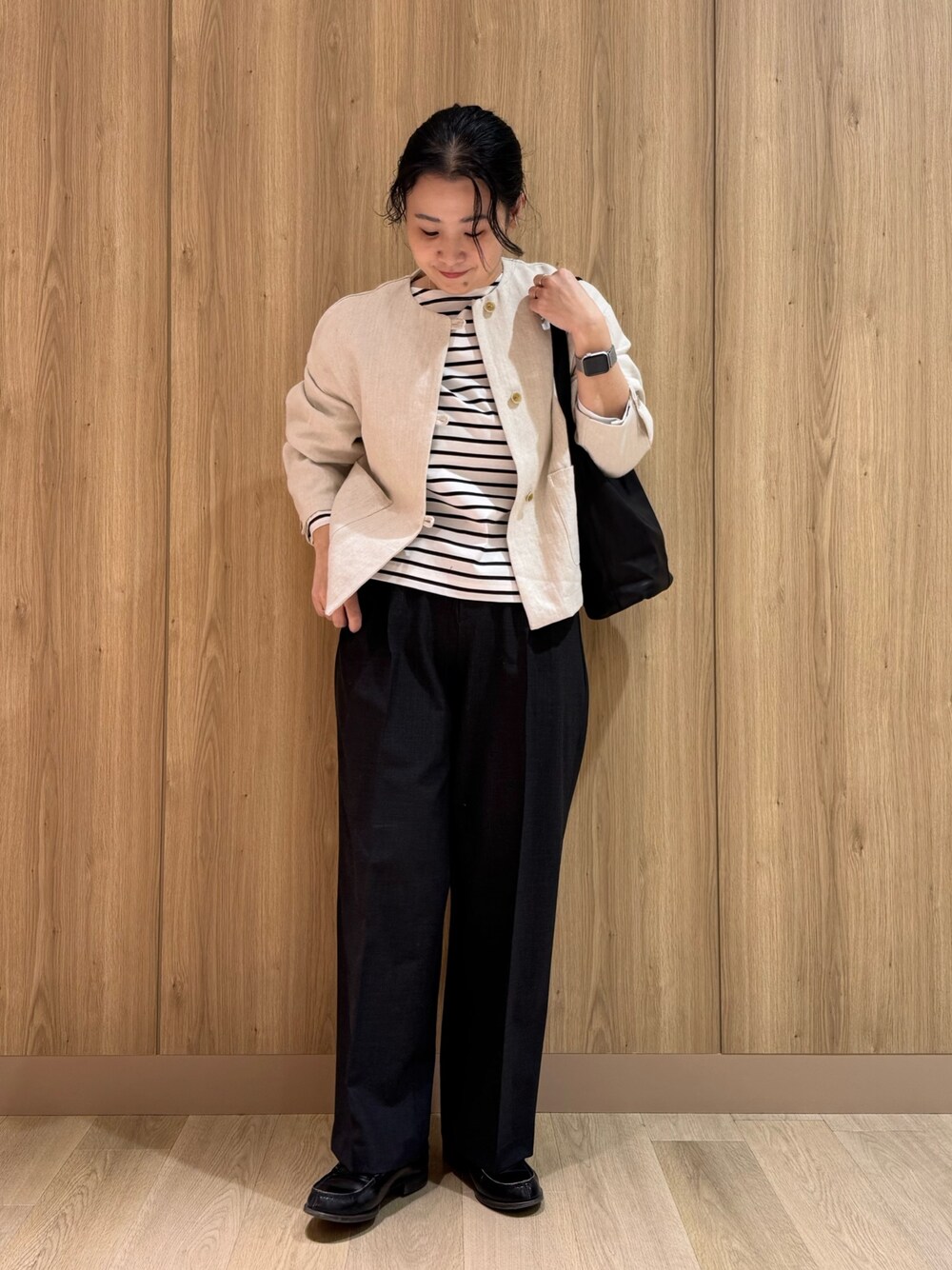 「パンツスタイル、オトナ女子、ゆるコーデ、今日のコーデ、きれいめカジュアル、パンツ、春コーデ、モノトーンコーデ、かぐれ、40代ファッション、アラフォー」｜「かぐれのリネンコットンクルーネックジャケット（ノーカラージャケット、ベージュ系）」を使った、クボさん（レディース・161cm）の冬コーディネートの1枚目の写真