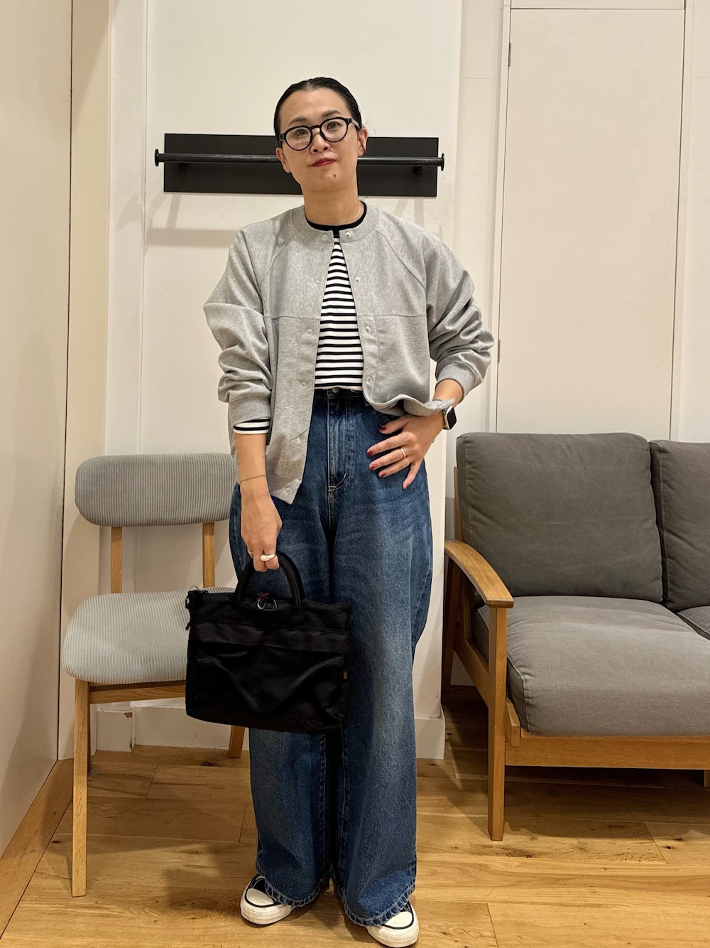 「秋コーデ、休日スタイル、カーディガン、ボストンバッグ、スニーカー、FORK&SPOON、URBAN RESEARCH DOORS、alpha、40代ファッション、アラフォー」｜「FORK&SPOONのFORK&SPOON　ボーダーロングスリーブTシャツ（Tシャツ/カットソー、ホワイト系）」を使った、クボさん（レディース・161cm）の秋コーディネートの1枚目の写真