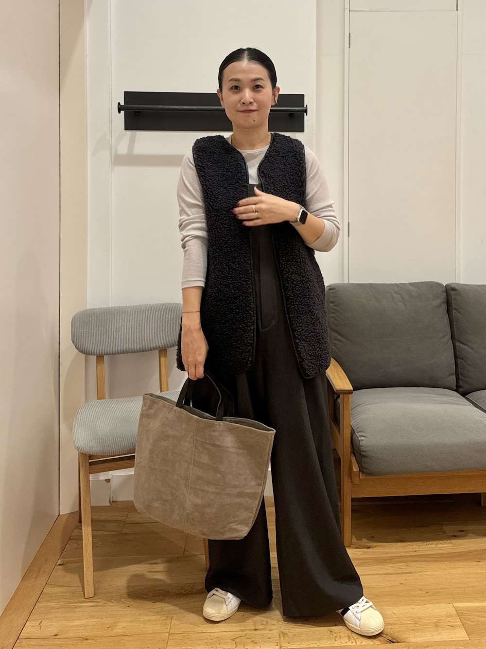 「秋コーデ、ベスト、サロペット、ボア、URBAN RESEARCH DOORS、40代ファッション、アラフォー」｜「URBAN RESEARCH DOORSのブークレーボアベスト（ベスト、グレー系）」を使った、クボさん（レディース・161cm）の秋コーディネートの1枚目の写真