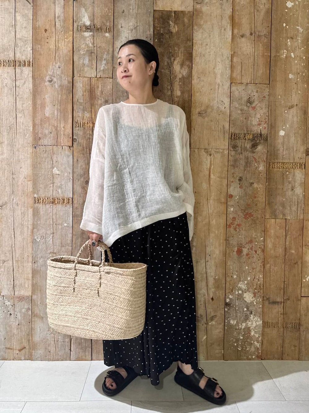 「シンプルコーデ、かぐれ、newarrival、モノトーンコーデ、アラフォー、紫外線対策、骨格ナチュラル、イエベ秋、ナチュラル×イエベ秋、40代の着こなし、スタッフのこれ買いました、ナチュラル×カジュアル、ナチュラル×着やせ、寒暖差対策アイテム、リネン着こなし術」｜「かぐれのシアーリネンワイドプルオーバー（シャツ/ブラウス、ホワイト系）」を使った、クボさん（レディース・161cm）の夏コーディネートの1枚目の写真