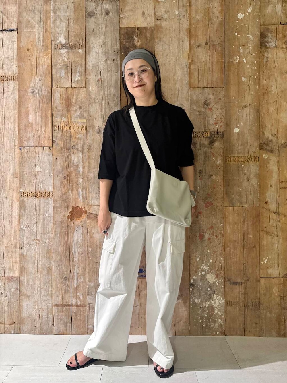 ホワイト系のその他パンツを着用したレディースの夏コーディネートの1枚目の写真