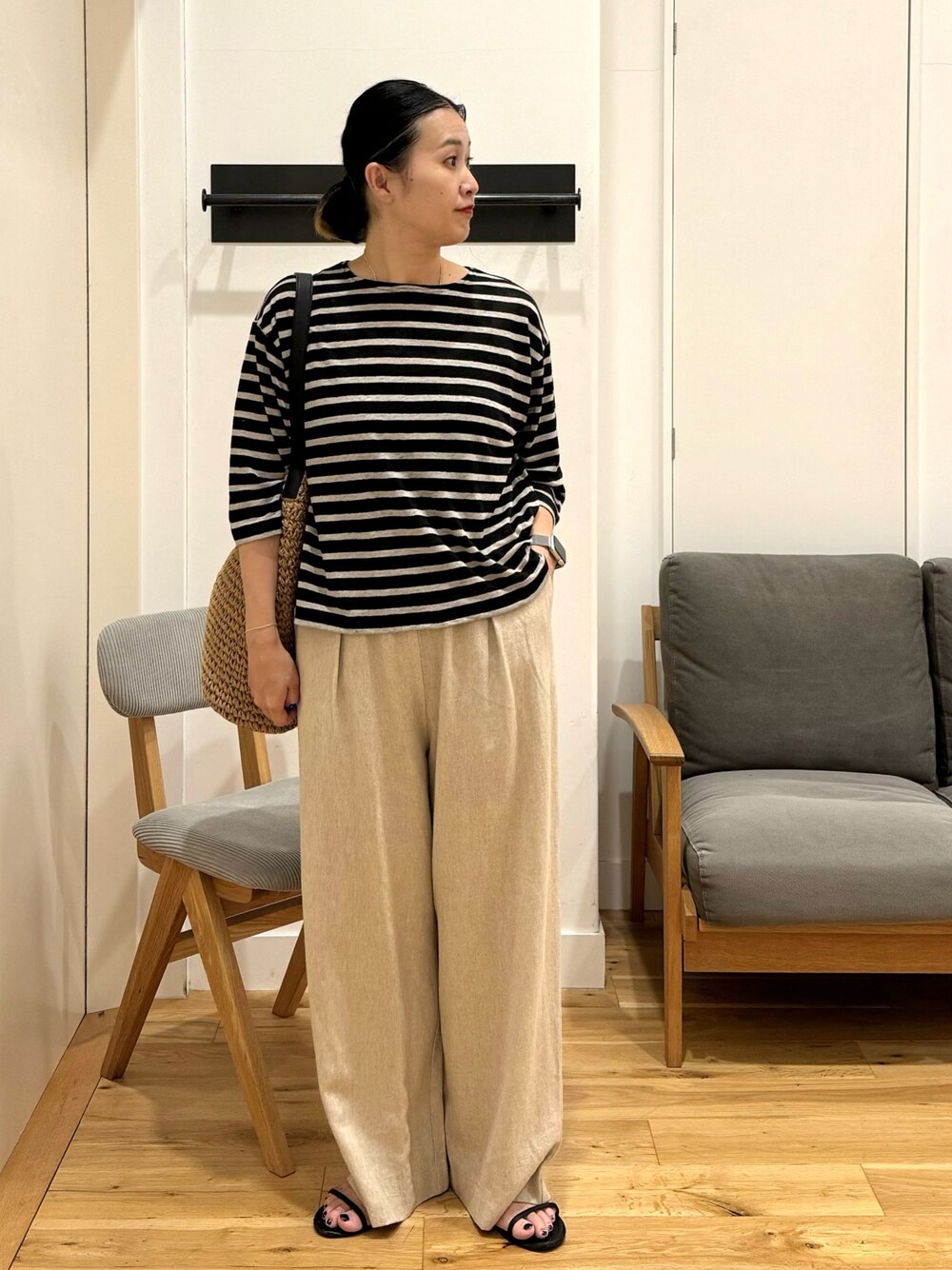 ブラック系のTシャツ/カットソー、ベージュ系のその他パンツ、ブラック系のサンダルを着用したレディースの夏コーディネートの1枚目の写真