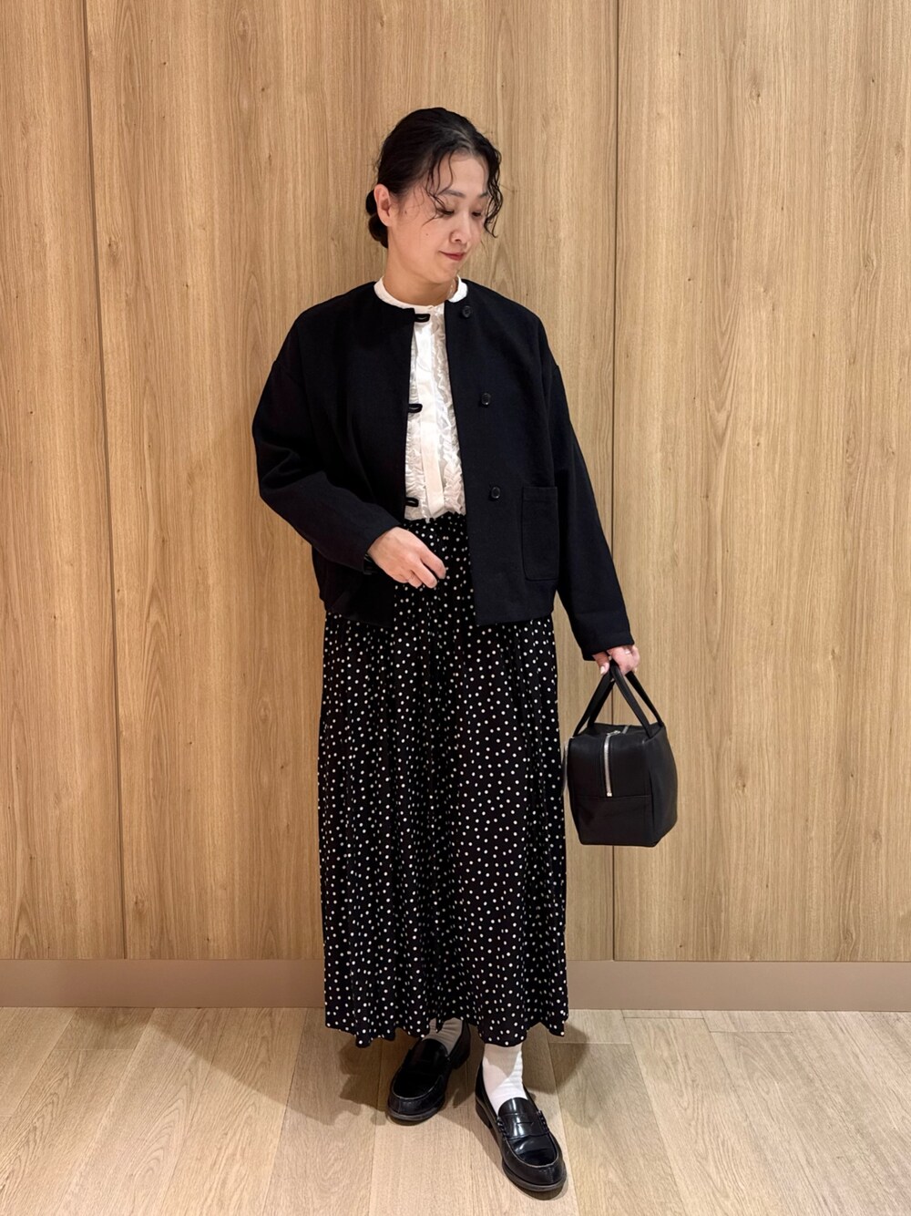 「大人ファッション、キレイめコーデ、春カラー、きれいめコーデ、セレモニー、フォーマル、卒入園、入学式、レディースファッション、ベーシック/トラッド、卒業式、オケージョン、ジャケット、かぐれ、モノトーン」｜「かぐれのリネンコットンクルーネックジャケット（ノーカラージャケット、ブラック系）」を使った、クボさん（レディース・161cm）の冬コーディネートの1枚目の写真