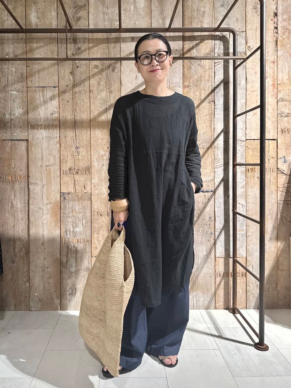 「モノトーン、シンプルコーデ、かぐれ、newarrival、サンダルコーデ、アラフォー、紫外線対策、骨格ナチュラル、イエベ秋、ナチュラル×イエベ秋、40代の着こなし、ナチュラル×カジュアル、ナチュラル×着やせ、トレンドシャツ」｜「かぐれのガーゼロングチュニック（チュニック、ブラック系）」を使った、クボさん（レディース・161cm）の春コーディネートの1枚目の写真