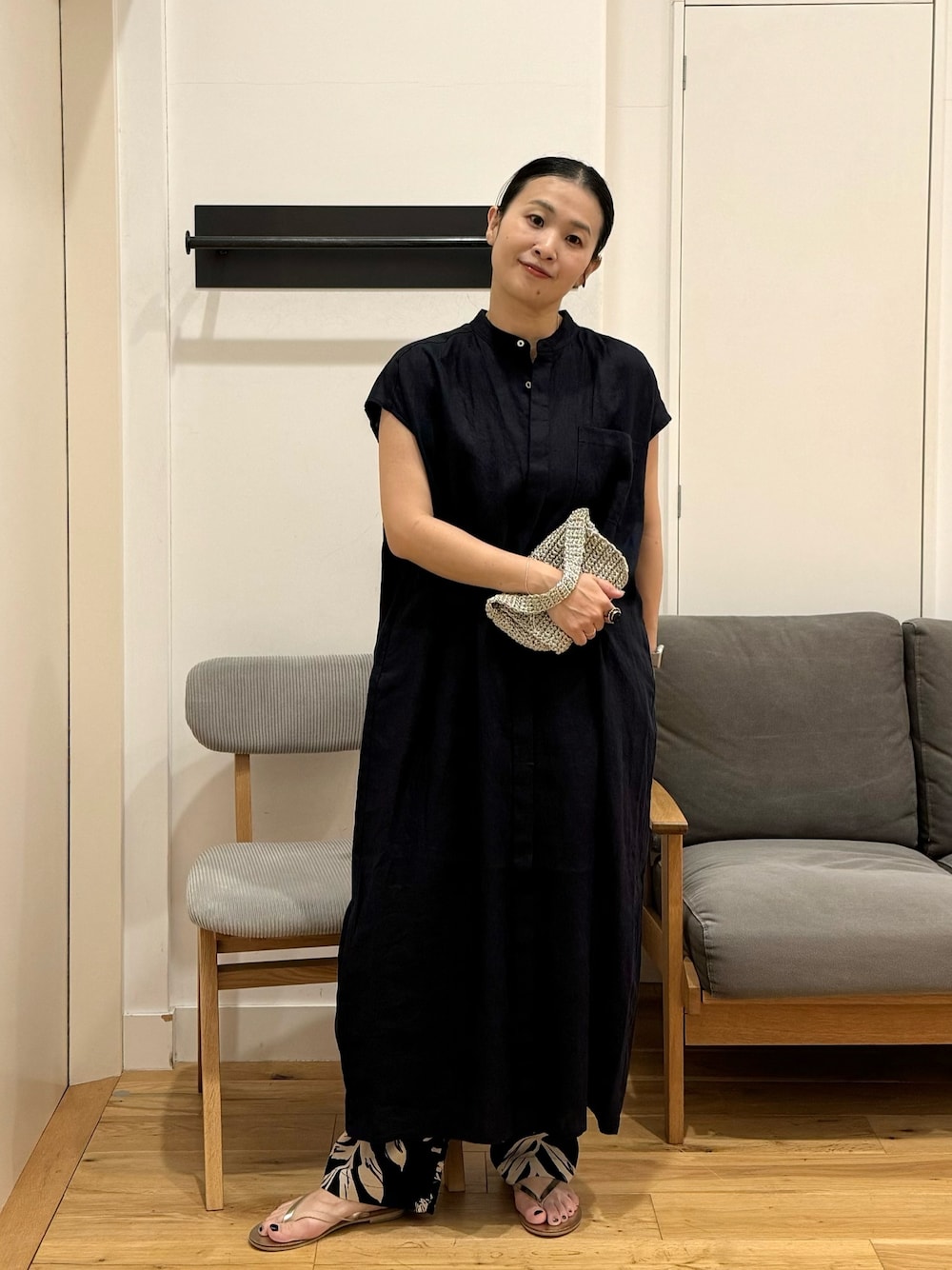 「夏コーデ、ワンピース、レイヤードスタイル、サンダル、きれいめカジュアル、シンプルスタイル、シャツワンピ、かぐれ、URBAN RESEARCH DOORS、NICOLAS LAINAS」｜「URBAN RESEARCH DOORSのリネンレーヨンリーフプリントパンツ（その他パンツ、ブラック系）」を使った、クボさん（レディース・161cm）の夏コーディネートの1枚目の写真
