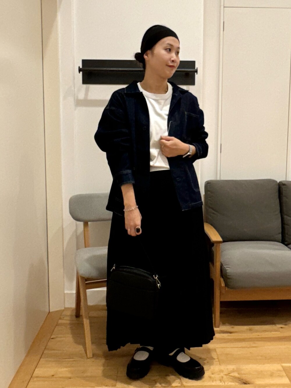 ブルー系のカバーオール、ホワイト系のTシャツ/カットソー、ブラック系のスカートを着用したレディースの秋コーディネートの1枚目の写真