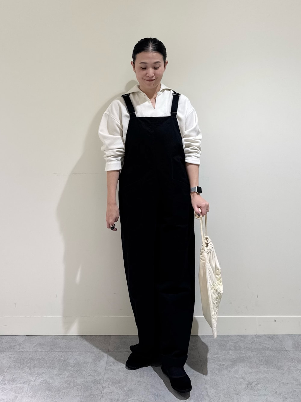 「冬コーデ、クリスマスに着たい服、休日スタイル、サロペット、かぐれ、40代ファッション、アラフォー」｜「かぐれのバッククロスサロペット（サロペット/オーバーオール、ブラック系）」を使った、クボさん（レディース・161cm）の冬コーディネートの1枚目の写真