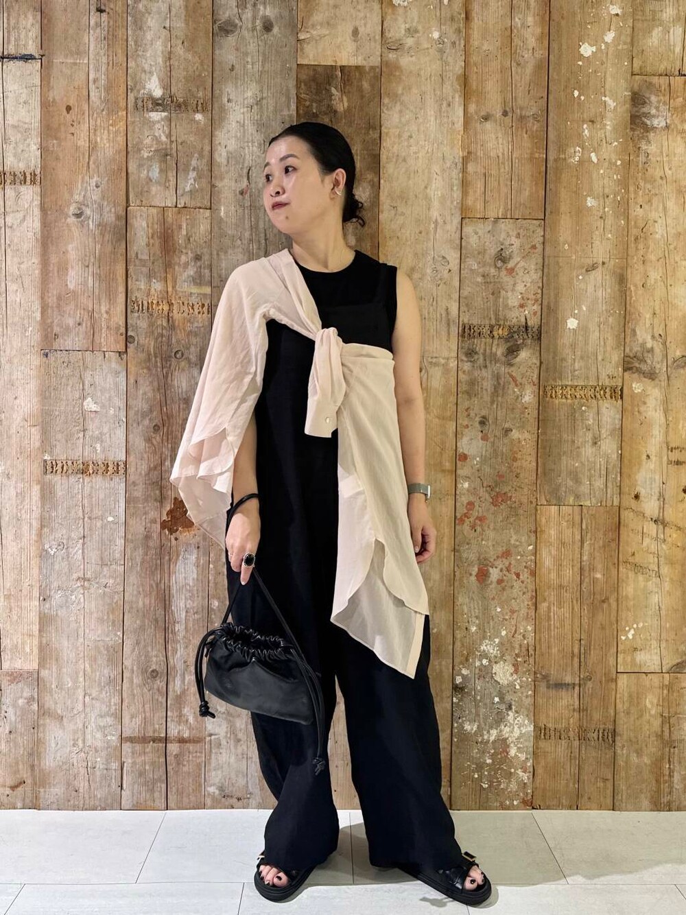 「シンプルコーデ、かぐれ、夏コーデ、newarrival、アラフォー、骨格ナチュラル、ナチュラル×イエベ秋、40代の着こなし、シャツが主役の夏コーデ、スタッフのこれ買いました、ナチュラル×カジュアル、ナチュラル×着やせ」｜「かぐれのリネンサロペット（サロペット/オーバーオール、ブラック系）」を使った、クボさん（レディース・161cm）の夏コーディネートの1枚目の写真