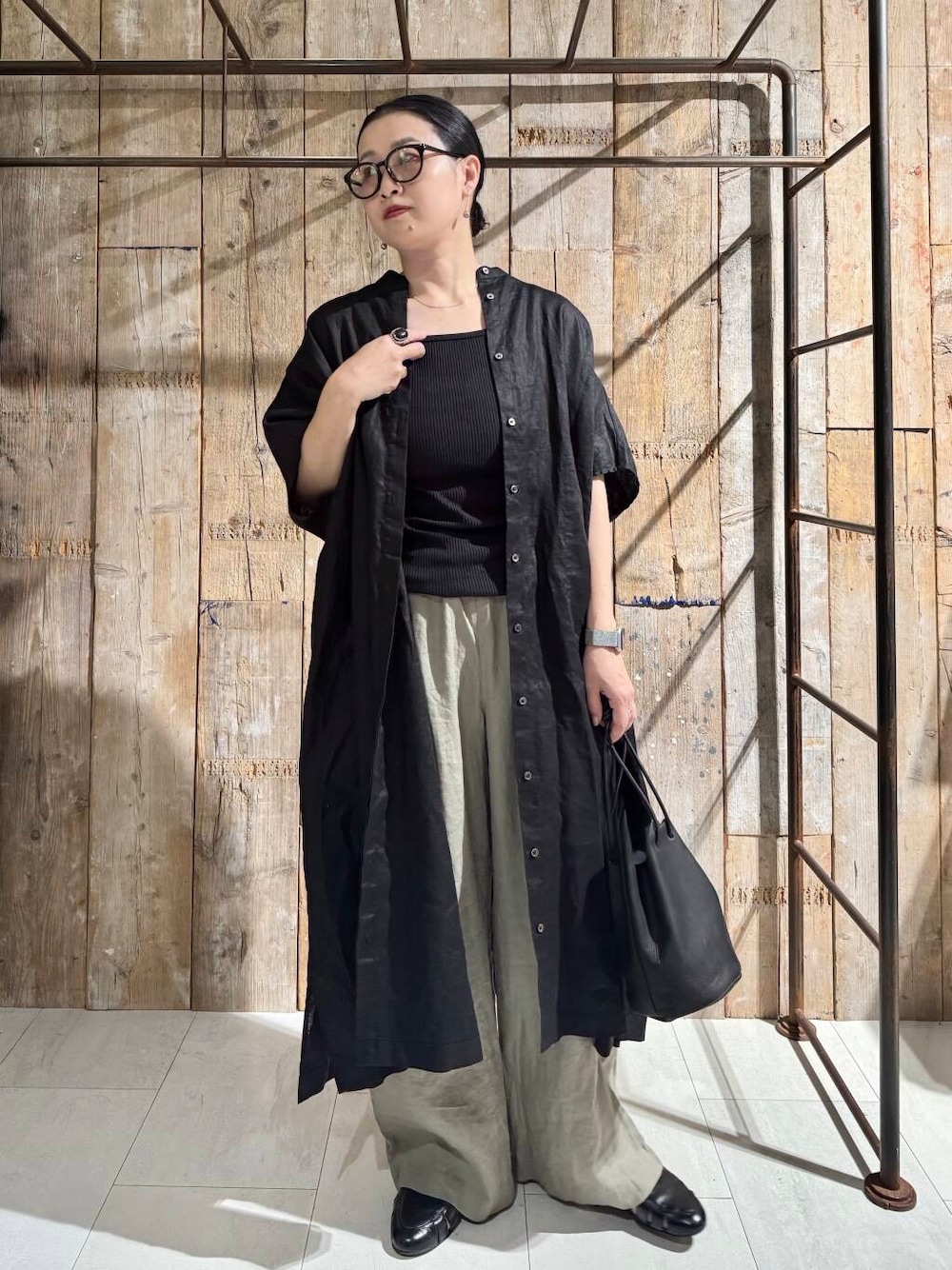 「かぐれ、リネン、newarrival、アラフォー、骨格ナチュラル、イエベ秋、ナチュラル×イエベ秋、40代の着こなし、初夏のお出掛けコーデ、ナチュラル×カジュアル、ナチュラル×着やせ」｜「かぐれのリネンイージーパンツ（その他パンツ、ベージュ系）」を使った、クボさん（レディース・161cm）の春コーディネートの1枚目の写真