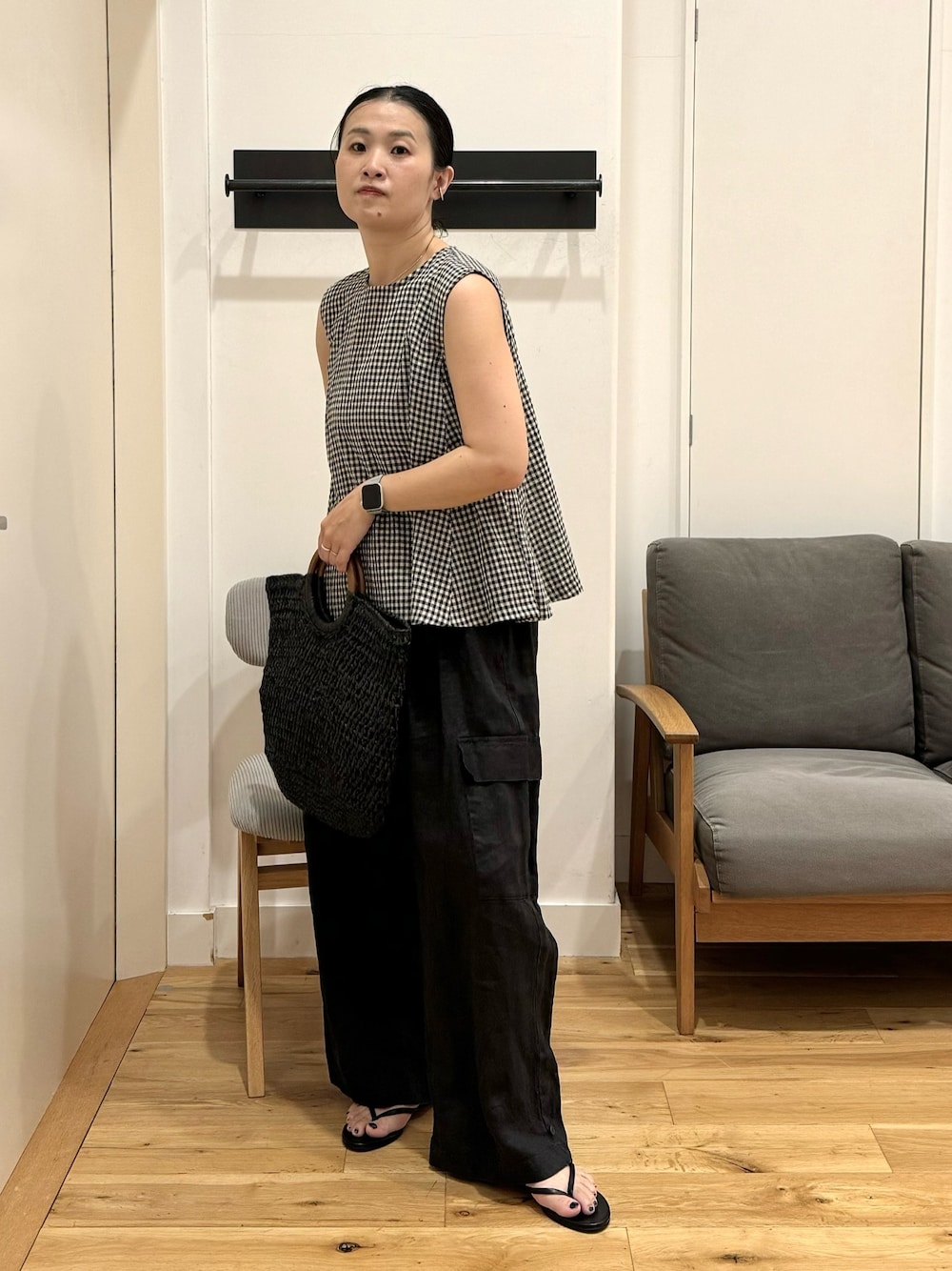 その他のシャツ/ブラウス、ブラック系のその他パンツ、ブラック系のサンダルを着用したレディースの夏コーディネートの1枚目の写真