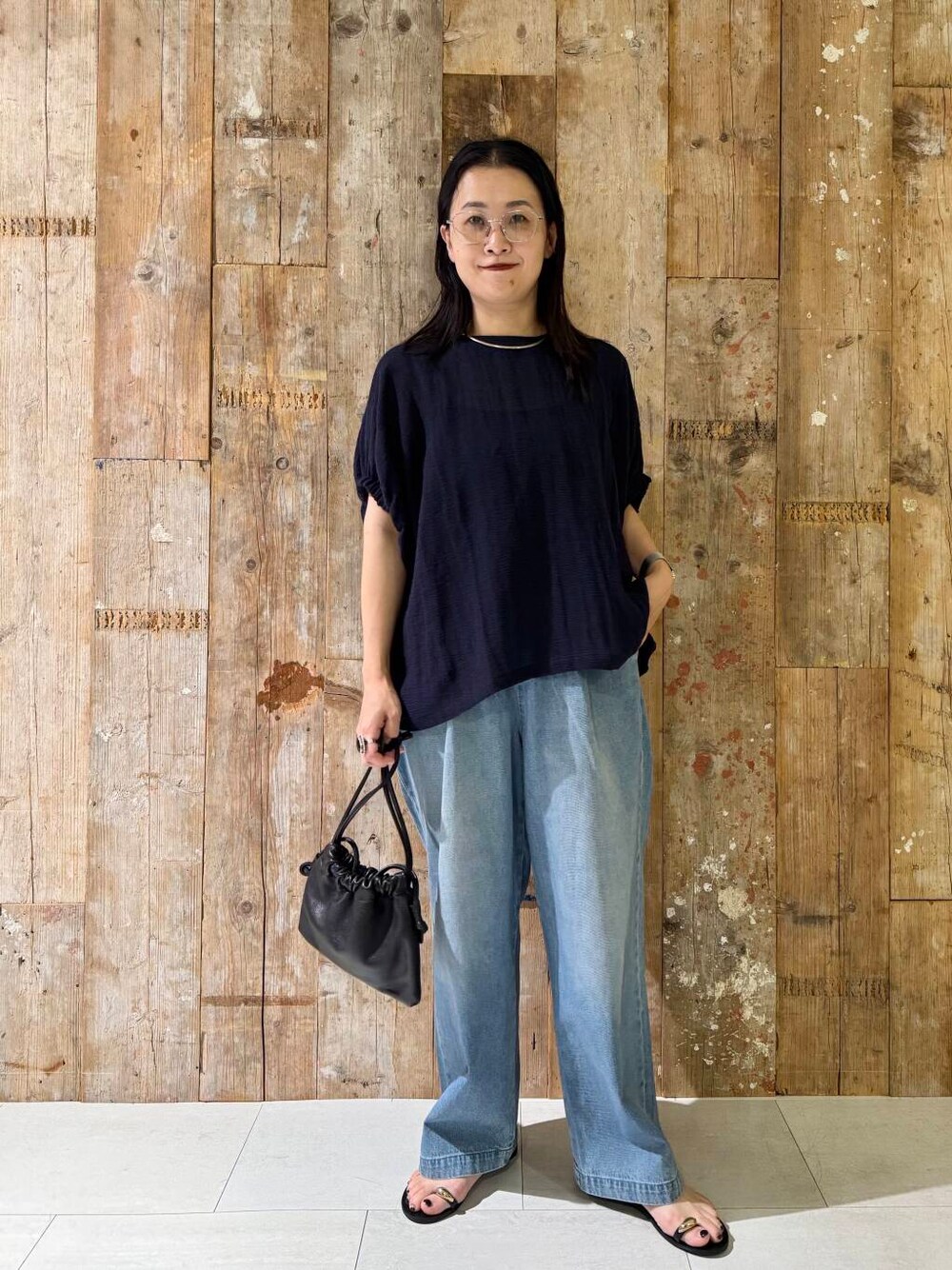 ブルー系のデニムパンツ、ブルー系のその他トップスを着用したレディースの夏コーディネートの1枚目の写真