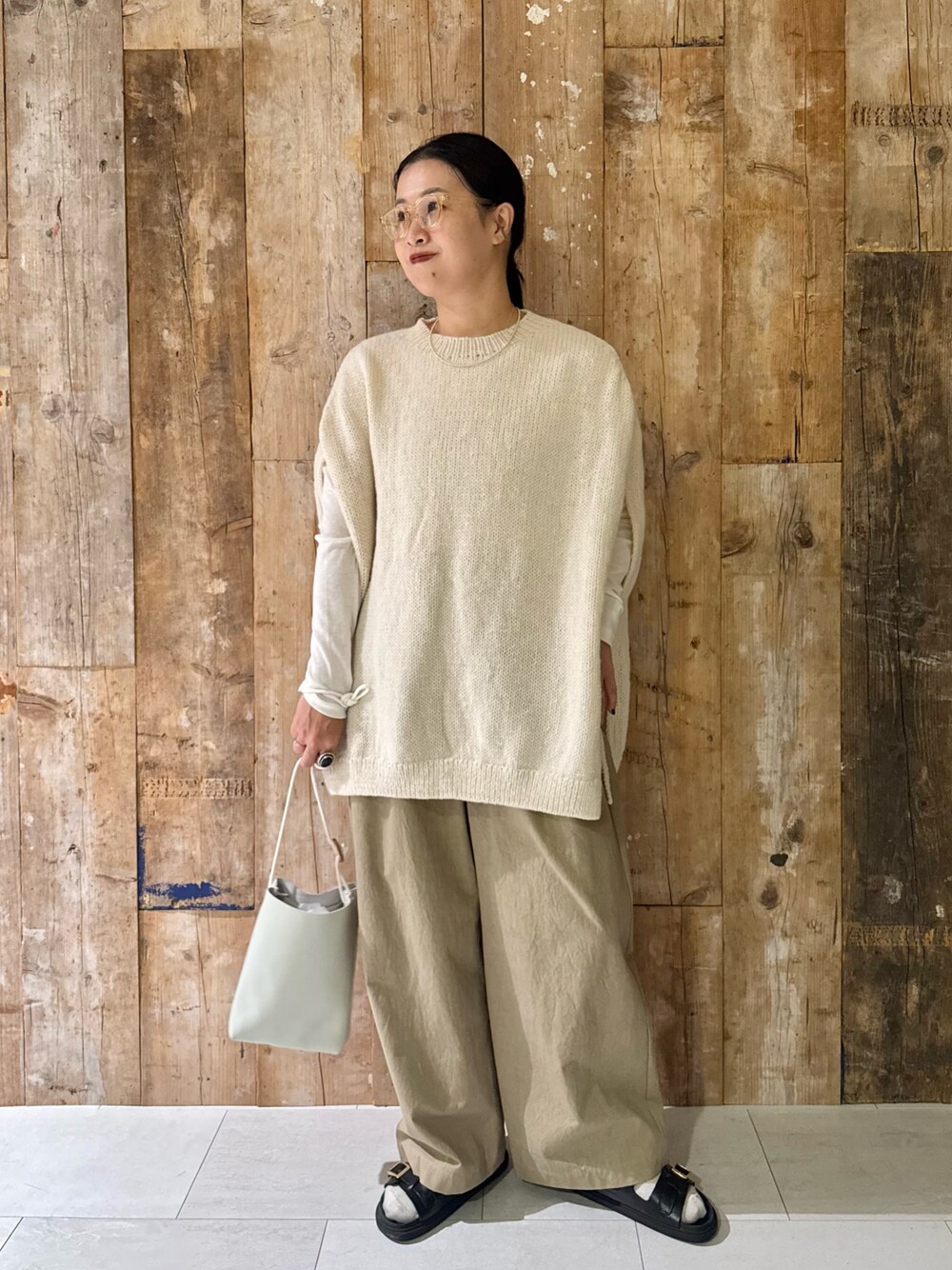 ホワイト系のニット/セーター、ホワイト系のTシャツ/カットソー、ベージュ系のその他パンツを着用したレディースの秋コーディネートの1枚目の写真