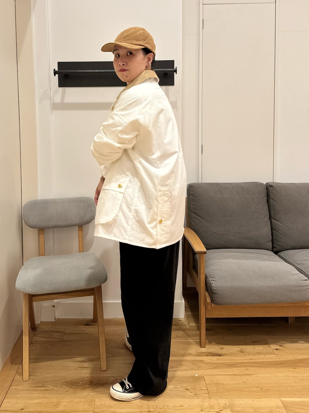 「秋っぽコーデ更新中、休日スタイル、スニーカー、barbour、URBAN RESEARCH DOORS、40代ファッション、アラフォー」｜「Barbourのアイテム（ジャケット/アウター、ホワイト系）」を使った、クボさん（レディース・161cm）の秋コーディネートの1枚目の写真