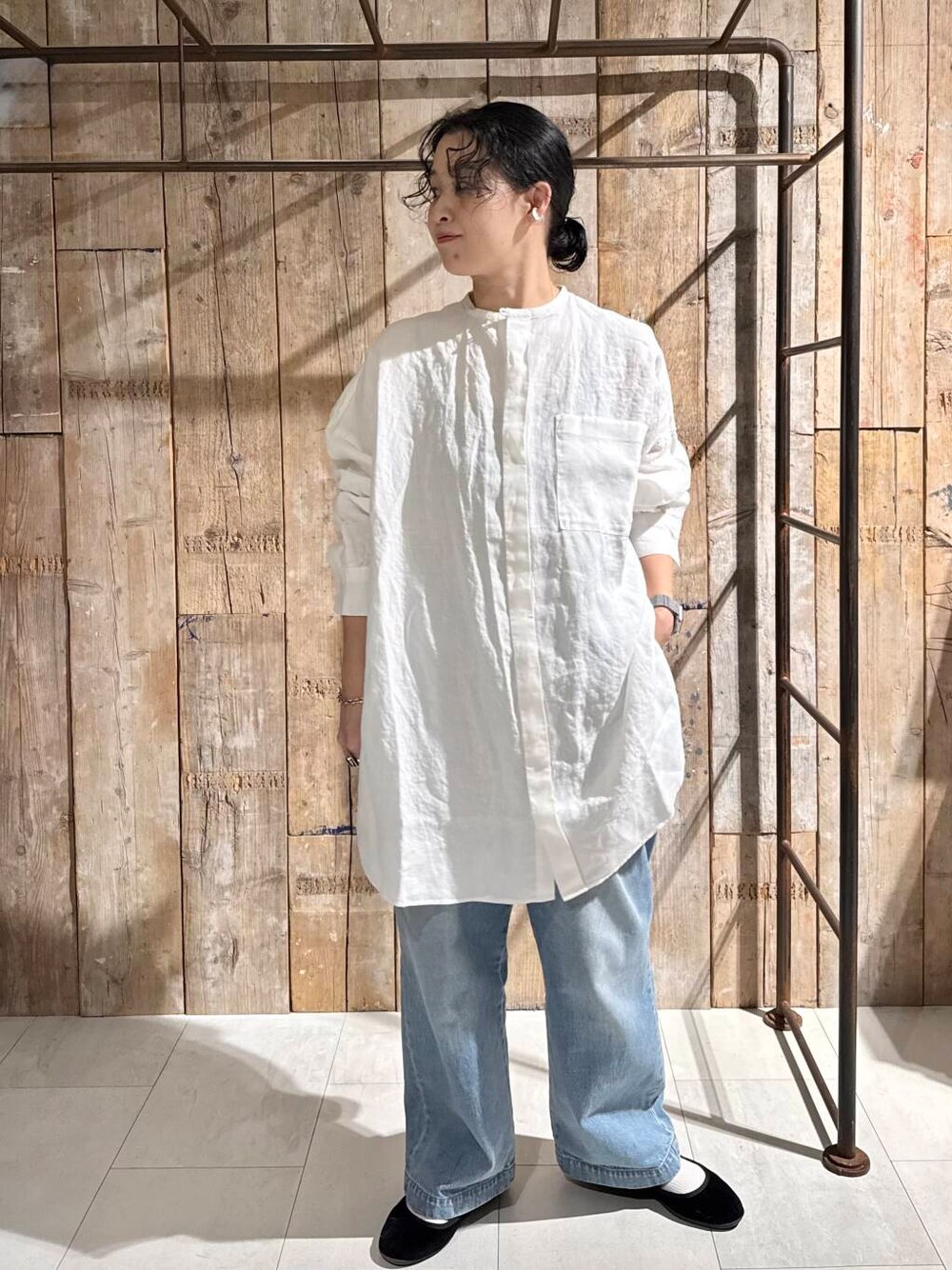 「かぐれ、newarrival、アラフォー、骨格ナチュラル、イエベ秋、ナチュラル×イエベ秋、40代の着こなし、ナチュラル×着やせ、ブラウスが主役の春コーデ」｜「かぐれのフェードデニムイージーパンツ（デニムパンツ、ブルー系）」を使った、クボさん（レディース・161cm）の春コーディネートの1枚目の写真