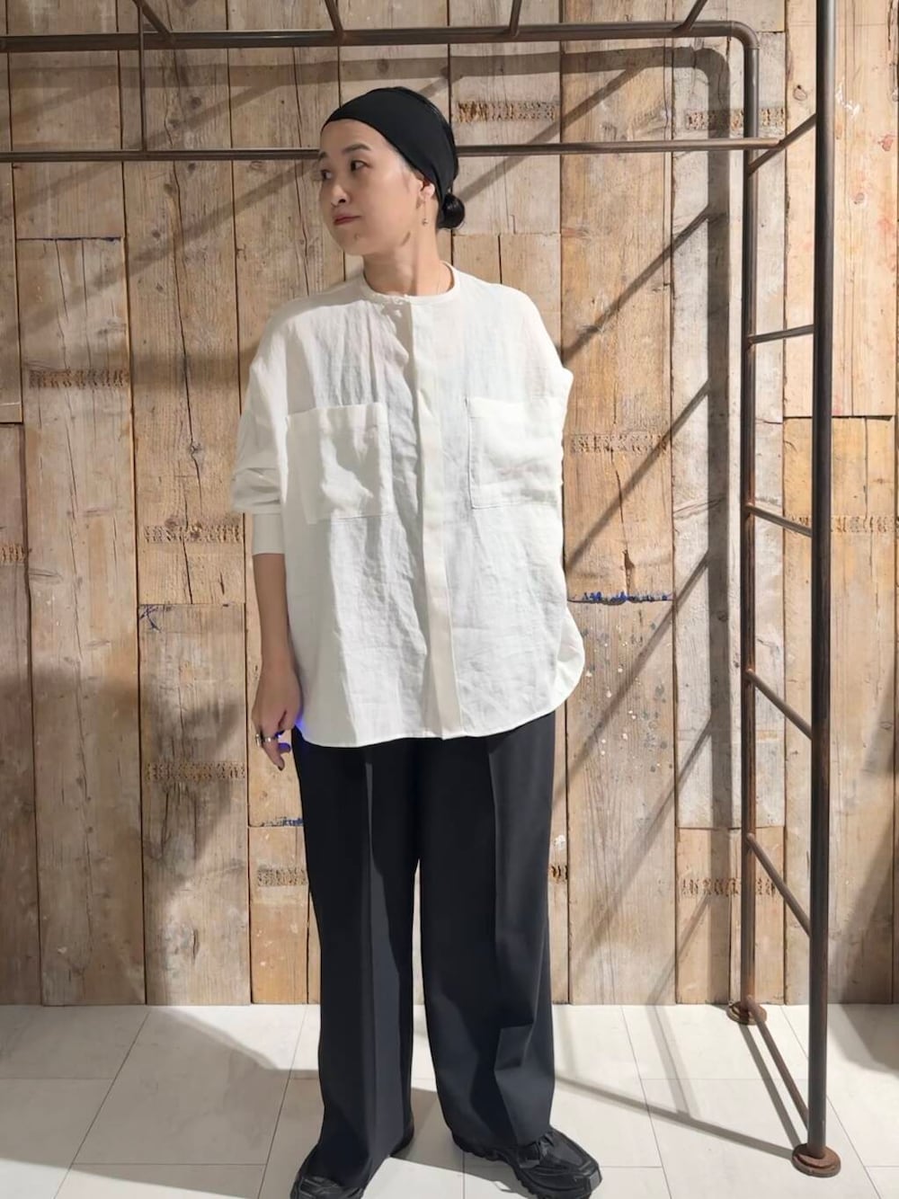 「かぐれ、リネン、newarrival、アラフォー、骨格ナチュラル、イエベ秋、ナチュラル×イエベ秋、40代の着こなし、ナチュラル×カジュアル、ナチュラル×着やせ、私の推しデニムスタイル、ブラウスが主役の春コーデ」｜「かぐれのリネンWポケットワイドシャツ（シャツ/ブラウス、ホワイト系）」を使った、クボさん（レディース・161cm）の春コーディネートの1枚目の写真