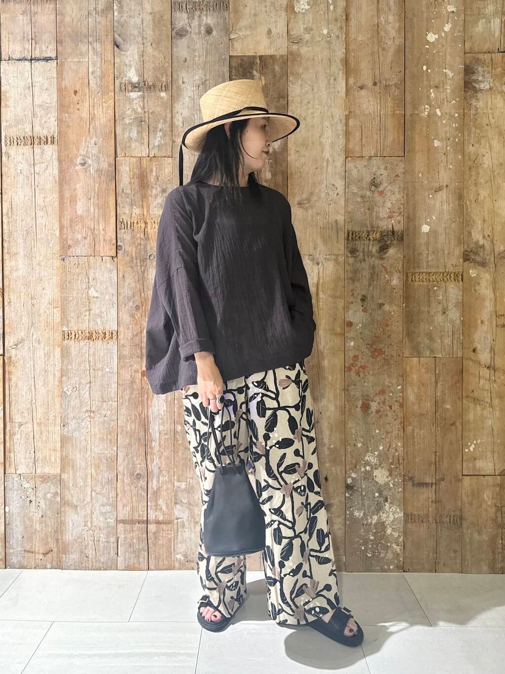 「シンプルコーデ、かぐれ、夏コーデ、newarrival、アラフォー、骨格ナチュラル、ナチュラル×イエベ秋、40代の着こなし、スタッフのこれ買いました、ナチュラル×カジュアル、ナチュラル×着やせ、洒落見えイージーパンツ×サンダル」｜「かぐれのコットンリネンプリントイージーパンツ（その他パンツ、ピンク系）」を使った、クボさん（レディース・161cm）の夏コーディネートの1枚目の写真