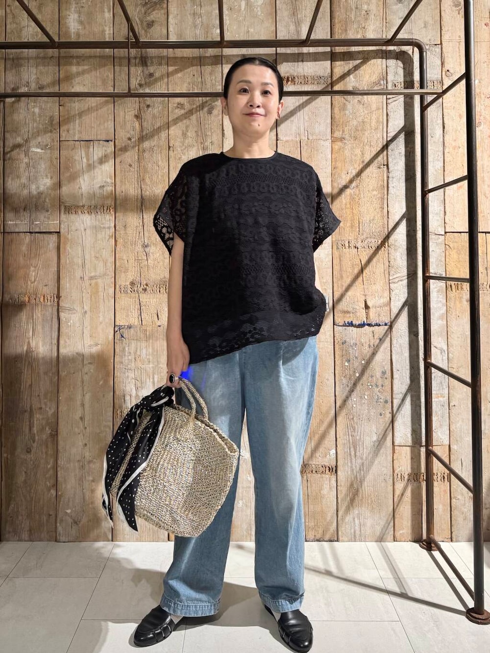 「かぐれ、newarrival、アラフォー、骨格ナチュラル、イエベ秋、ナチュラル×イエベ秋、40代の着こなし、ナチュラル×カジュアル、ナチュラル×着やせ、トレンドシャツ、時短コーデ」｜「かぐれのフェードデニムイージーパンツ（デニムパンツ、ブルー系）」を使った、クボさん（レディース・161cm）の春コーディネートの1枚目の写真