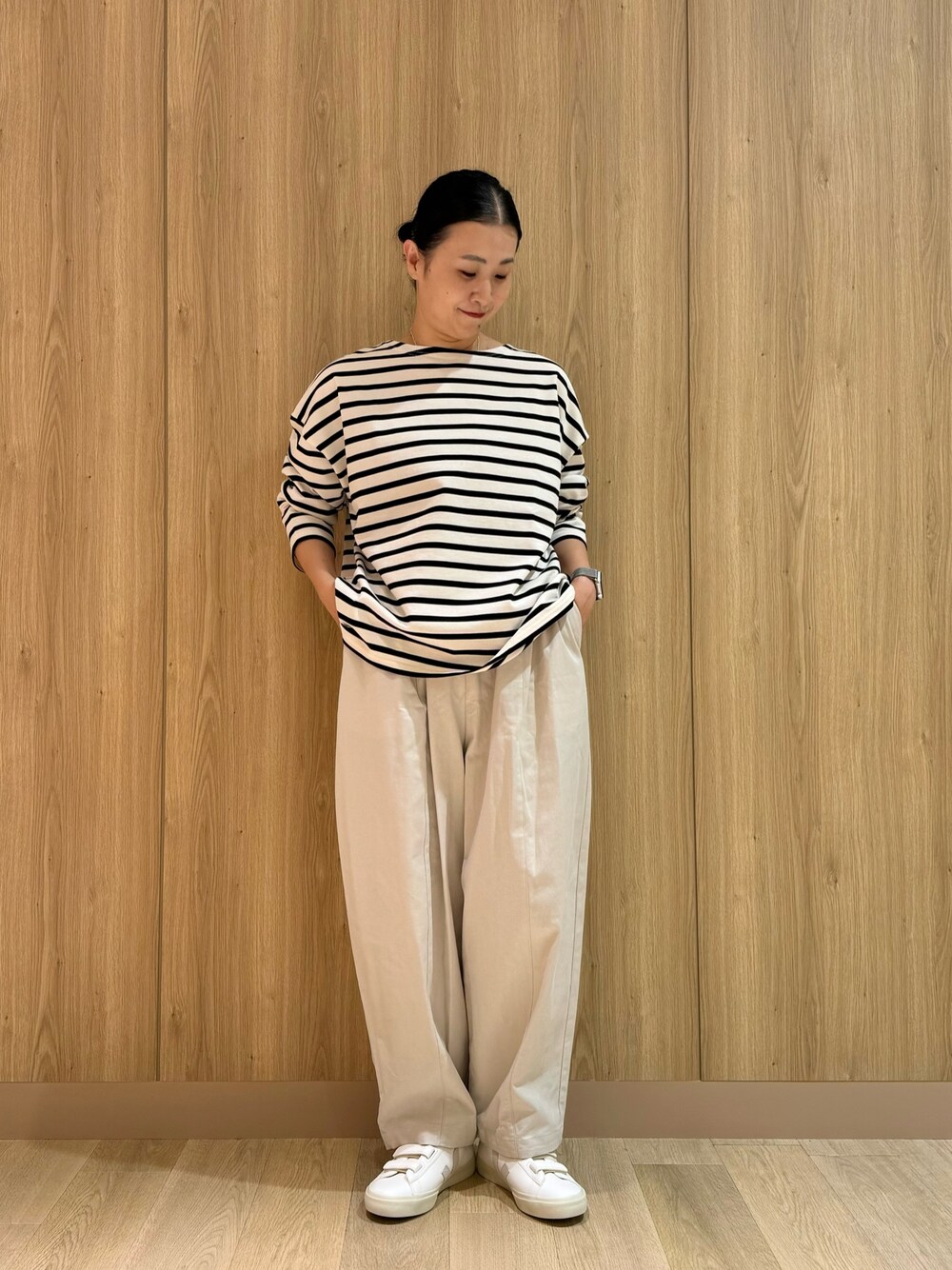 ホワイト系のTシャツ/カットソー、ホワイト系のその他パンツ、ホワイト系のスニーカーを着用したレディースの秋コーディネートの1枚目の写真