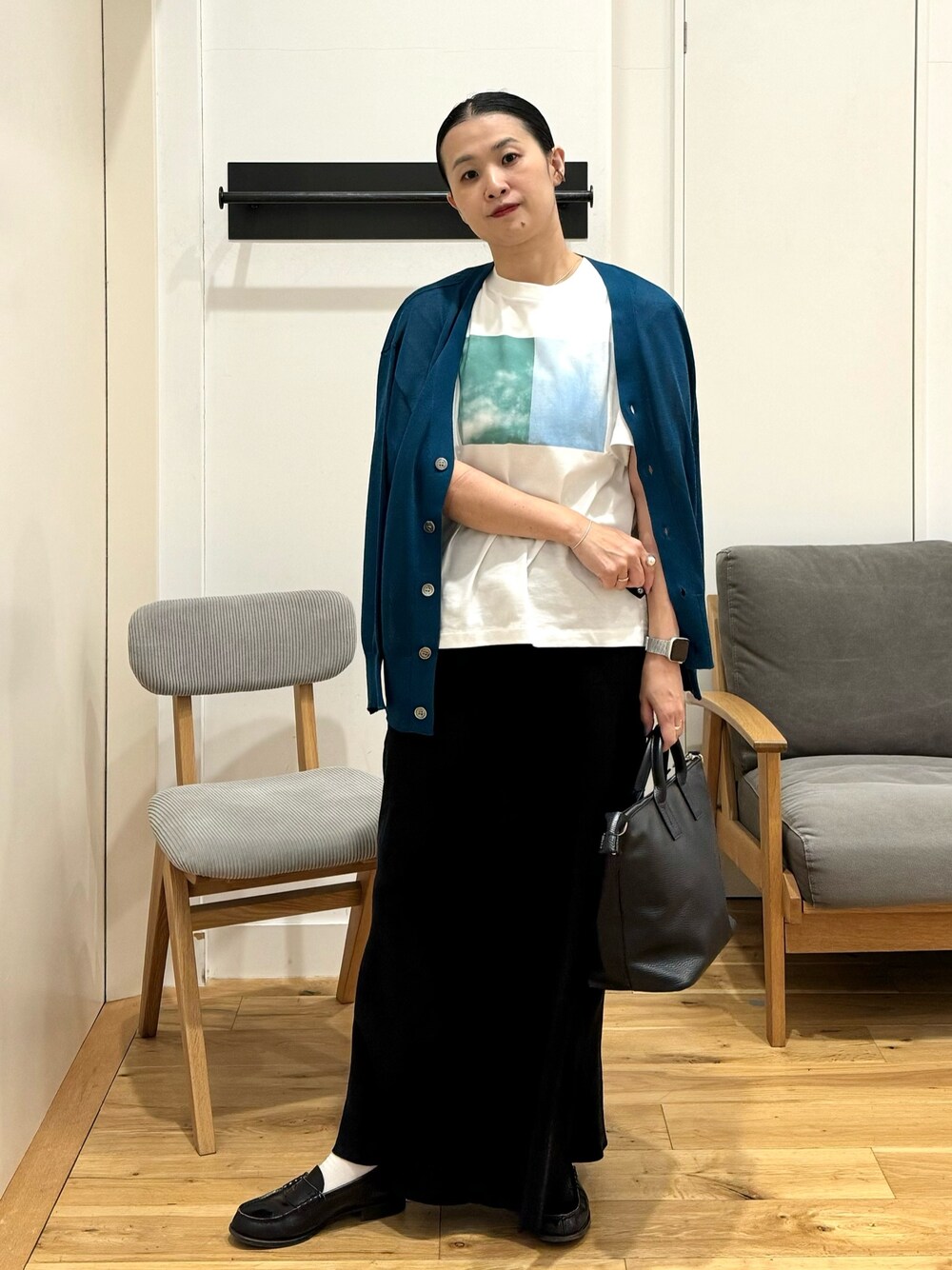「きれいめカジュアル、ローファー、マーメイドスカート、トートバッグ、レイヤードスタイル、夏コーデ、カーディガン、URBAN RESEARCH DOORS、UNIFY、MARCO BIANCHINI」｜「FORK&SPOONのFORK&SPOON　LEVITA Vネックカーディガン（カーディガン/ボレロ、ブルー系）」を使った、クボさん（レディース・161cm）の夏コーディネートの1枚目の写真