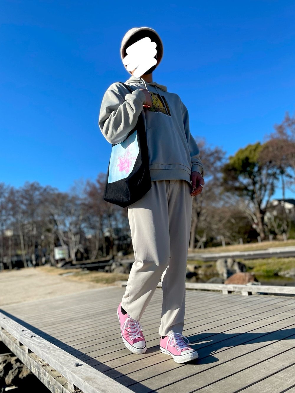 「私の推しブランド、シンプルコーデ、お洒落さんとつながりたい、ゆるコーデ、大人コーデ、スニーカー、きれいめカジュアル、いいね、save、フォローお願いします🤑、白パンツ、BEAMS、パーカー、ピンク、スラックス、トートバッグ」｜「CONVERSEのConverse Chuck 70 Canvas Sneakers（スニーカー、ピンク系）」を使った、たけりゅうさん（メンズ・174cm）の冬コーディネートの1枚目の写真