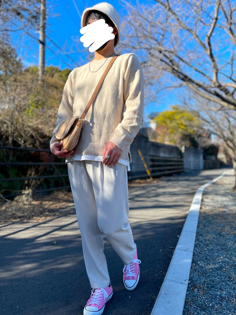 「コンバース、お洒落さんとつながりたい、私の推しブランド、シンプルコーデ、大人コーデ、スニーカー、いいね、save、フォローお願いします🤑、UNIQLO、ベージュ、白パンツ、スラックス、バケットハット、ショルダーバッグ、ピンク、レイヤードスタイル」｜「SENSE OF PLACE by URBAN RESEARCHのシャギーバケットハット（ハット、ホワイト系）」を使った、たけりゅうさん（メンズ・174cm）の冬コーディネートの1枚目の写真