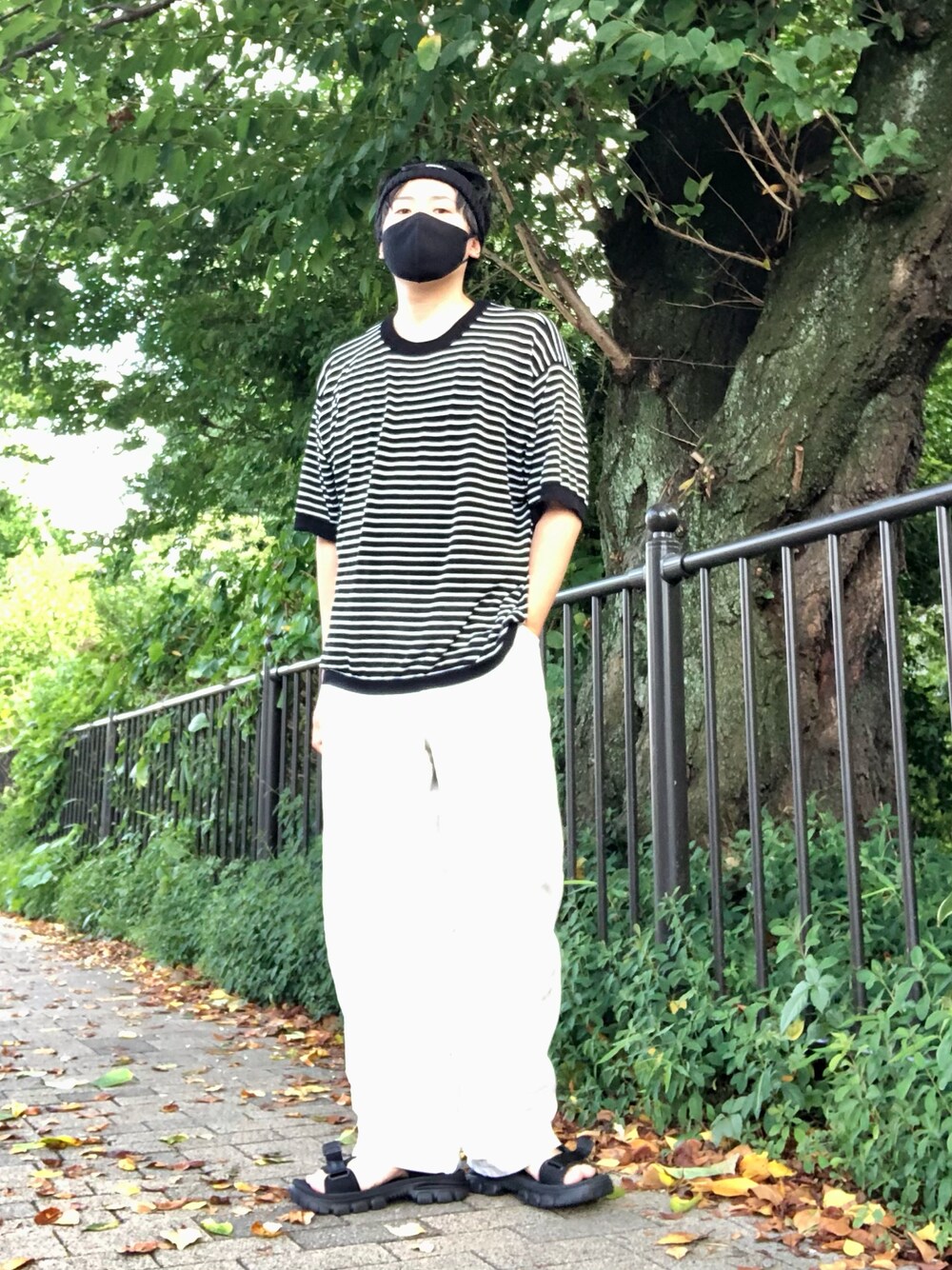 「モノトーン、ベイカーパンツ、ラフ、ヘアバンド、白パンツ、サンダル、厚底サンダル、SHAKA、GU、夏コーデ、ラクチンコーデ、モノトーンコーデ、ボーダー、シースルー、フォローミー」｜「GUのアイテム（Tシャツ/カットソー、ブラック系）」を使った、joeさん（メンズ・167cm）の夏コーディネートの1枚目の写真