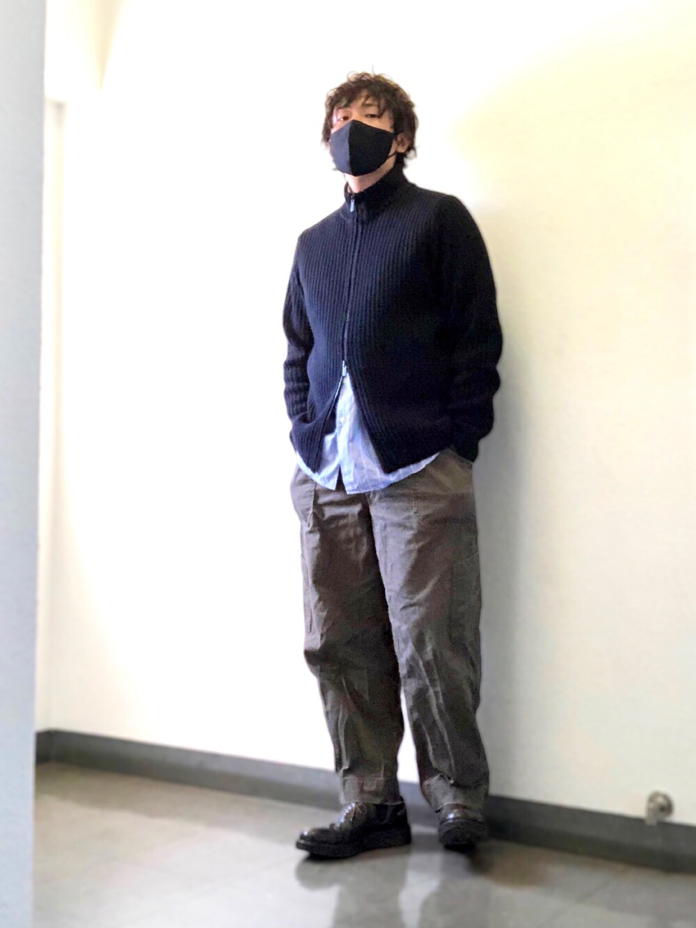 「ドライバーズニット、+J、ラルフローレン、ラルフローレンシャツ、UNIQLO U、メンズファッション、秋のコーデ、シンプルスタイル、カジュアルコーデ、カーゴパンツ、ストリートMIX、きれいめカジュアル、アウター、服好きな人と繋がりたい、あうたー」｜「UNIQLOのアイテム（ニット/セーター、ブラック系）」を使った、joeさん（メンズ・167cm）の秋コーディネートの1枚目の写真