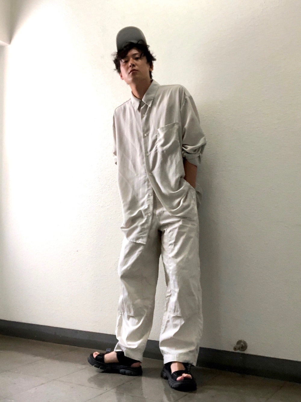 「ワントーンコーデ、ホワイト、ホワイトコーデ、ペインターパンツ、シャツスタイル、キャップ、blue、GU、UNIQLO、SHAKA、サンダル、メンズファッション、シンプルスタイル、淡色コーデ、プチプラコーデ」｜「SHAKAのSHAKA/シャカ　 NEO BUNGY AT M（サンダル、ブラック系）」を使った、joeさん（メンズ・167cm）の秋コーディネートの1枚目の写真
