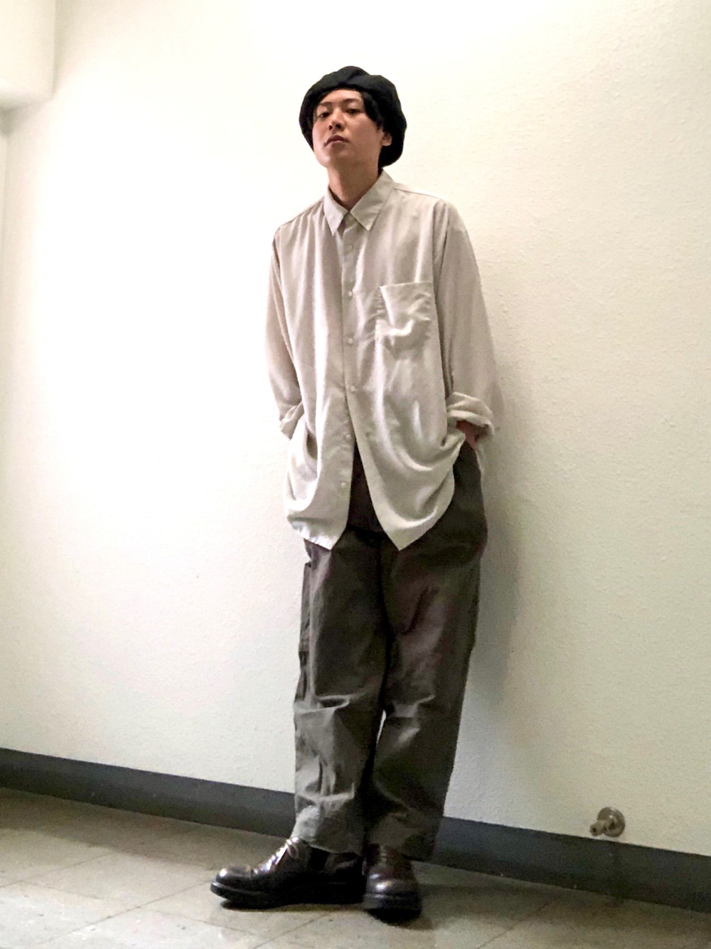 「ベレー帽、シャツスタイル、休日スタイル、シンプルスタイル、ミハラヤスヒロ(MIHARAYASUHIRO)、革靴、秋のコーデ、ゆるコーデ、ラフ、シンプルコーデ、カーゴパンツ、DECHO、GU、ユニクロ、シャツ好き集まれ」｜「DECHOのアイテム（ハンチング/ベレー帽、ブラック系）」を使った、joeさん（メンズ・167cm）の秋コーディネートの1枚目の写真
