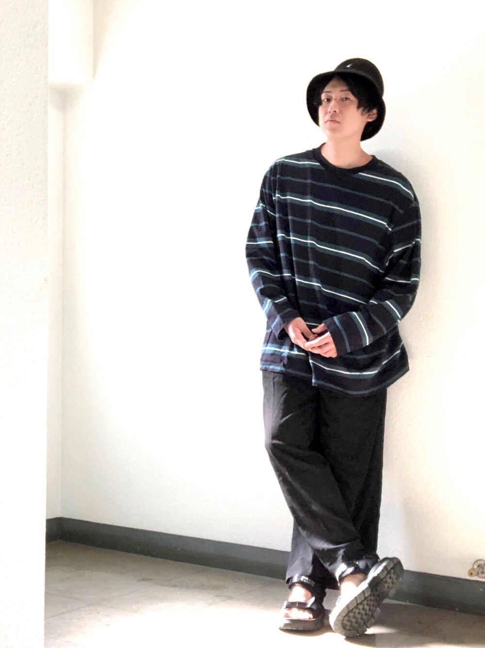 「バケットハット、WEGO、サンダル、カンゴール、KANGOL、ワイドスラックス、thestandard、まとめ、スラックス、春夏コーデ、大人カジュアル、ラフ、シンプルスタイル、メンズコーデ、きれいめカジュアル」｜「KANGOLの【KANGOL】Bermuda Bucket バミューダ バケットハット（ハット、ブラック系）」を使った、joeさん（メンズ・167cm）の春コーディネートの1枚目の写真