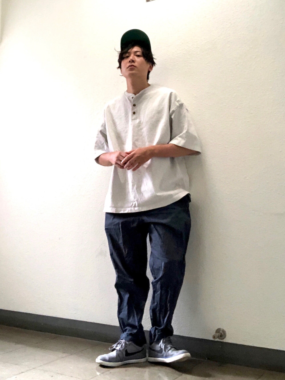 「シンプルスタイル、ラフ、カジュアルコーデ、ストリート、ストリートコーデ、ストリートMIX、ストリートカジュアル、ワイドスラックス、ワイドパンツ、ゆるコーデ、ヘンリーネック、ヘンリーネックＴシャツ、スニーカー、ナイキ、NIKE」｜「URBAN RESEARCHのアイテム（キャップ、ブルー系）」を使った、joeさん（メンズ・167cm）の秋コーディネートの1枚目の写真