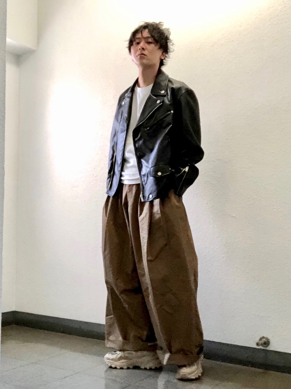 「GU、GUコーデ、革ジャン、ワイドスラックス、オトナカジュアル、シンプル、ビッグシルエット、フォローお願いします、過去の投稿も見て頂けたら嬉しいです😊、お洒落さんとつながりたい、大人コーデ、キレイめ、ブラック、ビューティフルピープル、shein」｜「GUのアイテム（ライダースジャケット、ブラック系）」を使った、joeさん（メンズ・167cm）の春コーディネートの1枚目の写真