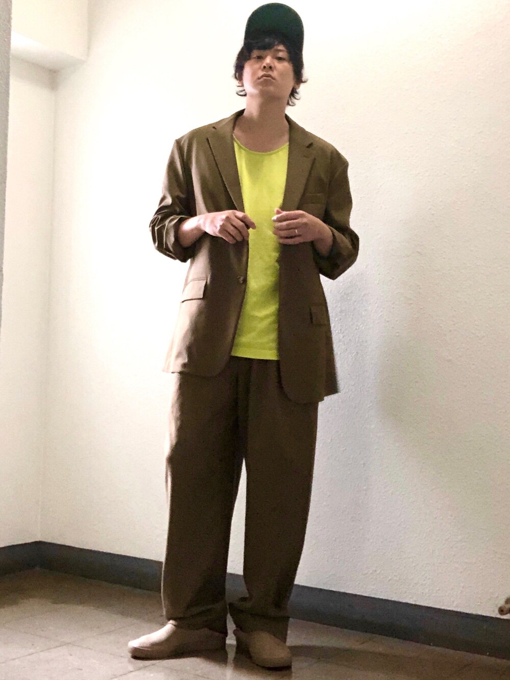 「秋ルック紹介するよ、秋服コーデ、セットアップ、ネオンカラー、ネオンイエロー、きれいめカジュアル、スニーカーコーデ、シンプル、シンプルスタイル、UNIQLO、UNIQLOMARNI、MA-1、キャップ、タンクトップ、イエロー」｜「URBAN RESEARCHのアイテム（キャップ、ブルー系）」を使った、joeさん（メンズ・167cm）の秋コーディネートの1枚目の写真