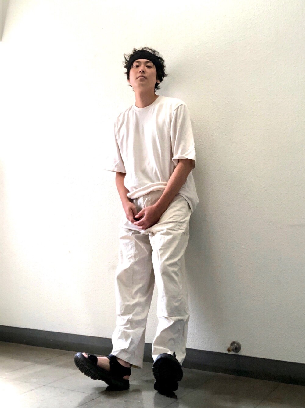 「白パンツ、オールホワイト、ホワイトコーデ、ホワイト、ペインターパンツ、ヘアバンド、ニットTシャツ、夏コーデ、カジュアル、ビッグシルエット、夏ファッション、シンプルコーデ、メンズファッション、UNIQLO、ユニクロ」｜「UNIQLOのアイテム（パンツ、ホワイト系）」を使った、joeさん（メンズ・167cm）の夏コーディネートの1枚目の写真