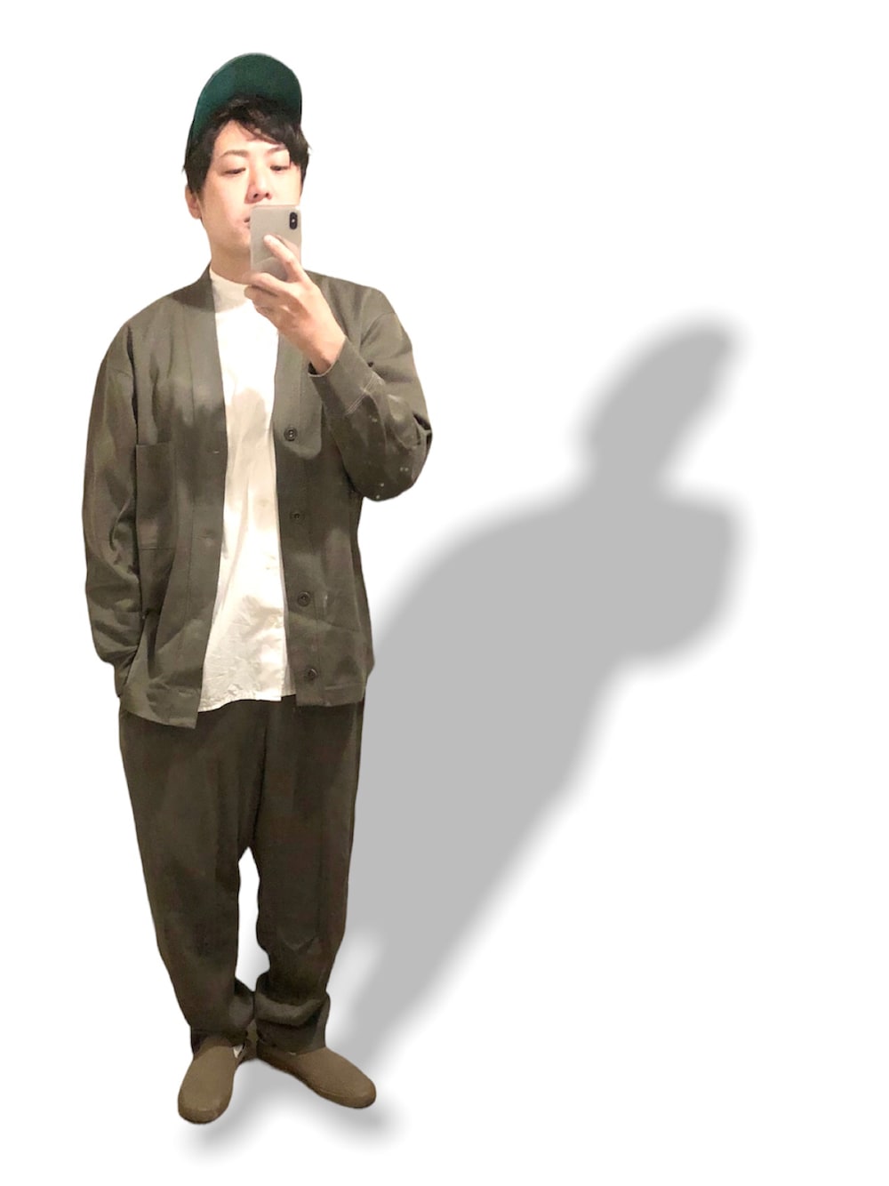 「セットアップ、キャップ、オリーブ、スラックス、大人コーデ、休日スタイル、おしゃれさんと繋がりたい、春コーデ、シャツスタイル、グリーン、ニットスニーカー、フレンチリブパンツ、フレンチリブカーディガン、バンドカラーシャツ、ワントーンコーデ」｜「URBAN RESEARCHのアイテム（キャップ、ブルー系）」を使った、joeさん（メンズ・167cm）の春コーディネートの1枚目の写真