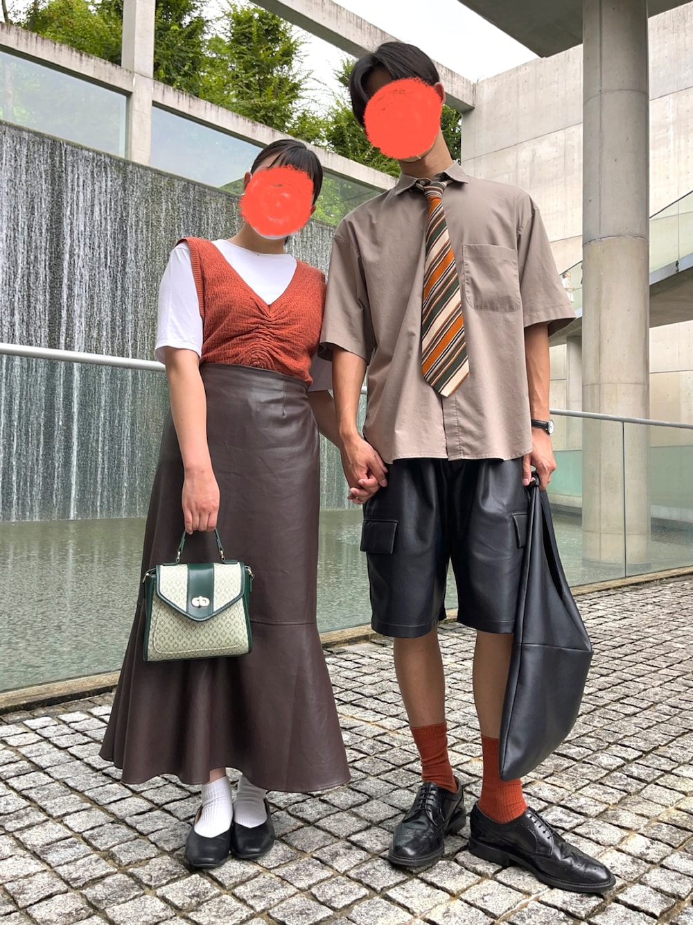 「ネクタイ、GU、オレンジ、レザーパンツ、マーメイドスカート、HARUTA、レザートート、ニットベスト、カップルコーデ」｜「URBAN RESEARCHのURBAN RESEARCH iD　F/L POCKET SHORTS（その他パンツ、ブラック系）」を使った、ぺいこさん（メンズ・174cm）の夏コーディネートの1枚目の写真