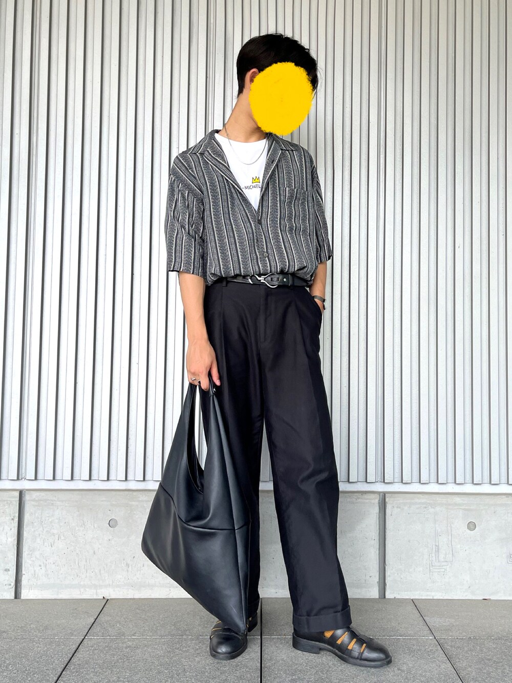 「シルバーアクセサリー、柄シャツ、ユニクロ、レザートート、ニットベスト、ノースリーブ、デニム、カップルコーデ、グルカサンダル、タックイン、シャツスタイル」｜「VINTAGEのアイテム（シャツ/ブラウス、ブルー系）」を使った、ぺいこさん（メンズ・174cm）の夏コーディネートの1枚目の写真