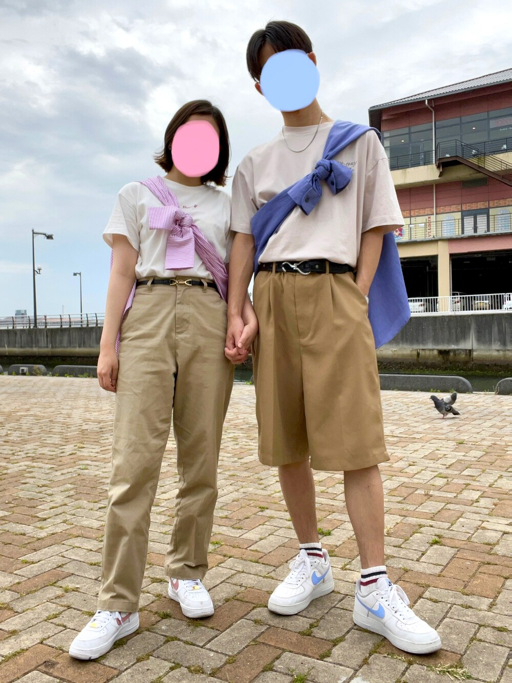 「きれいめカジュアル、カップルコーデ、たすき掛け、ストライプシャツ、ハーフパンツ、サックスブルー、タックイン、夏コーデ、エアフォースワン、シルバーアクセサリー」｜「EMMA CLOTHESのART×EMMA CLOTHES別注 アート転写プリントビッグシルエット半袖カットソー バックプリント グラフィック カットソー（Tシャツ/カットソー、ホワイト系）」を使った、ぺいこさん（メンズ・174cm）の春コーディネートの1枚目の写真