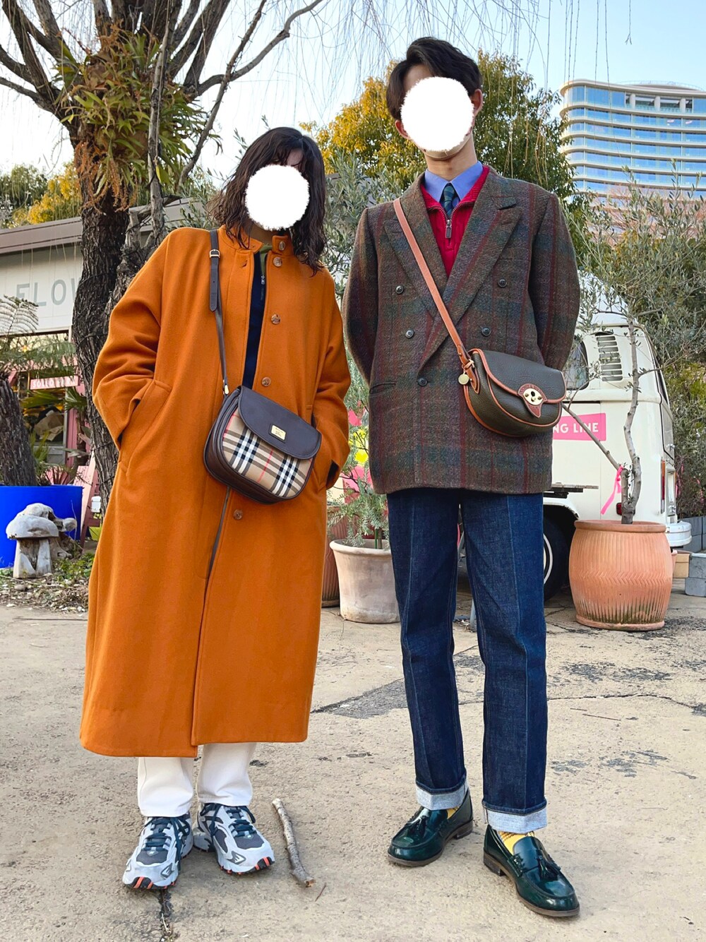 「ほめられ本命コーデ、ツイード、チェック柄に恋してる、ネクタイ、ハーフジップ、ストレートデニム、ローファー×靴下、オレンジ、サックスブルー、バーバリー、カップルコーデ、ショルダーバッグ、ニューバランス、AMERI、KENZO」｜「AmeriのOTONA CENTER PRESS DENIM（デニムパンツ、ブルー系）」を使った、ぺいこさん（メンズ・174cm）の冬コーディネートの1枚目の写真