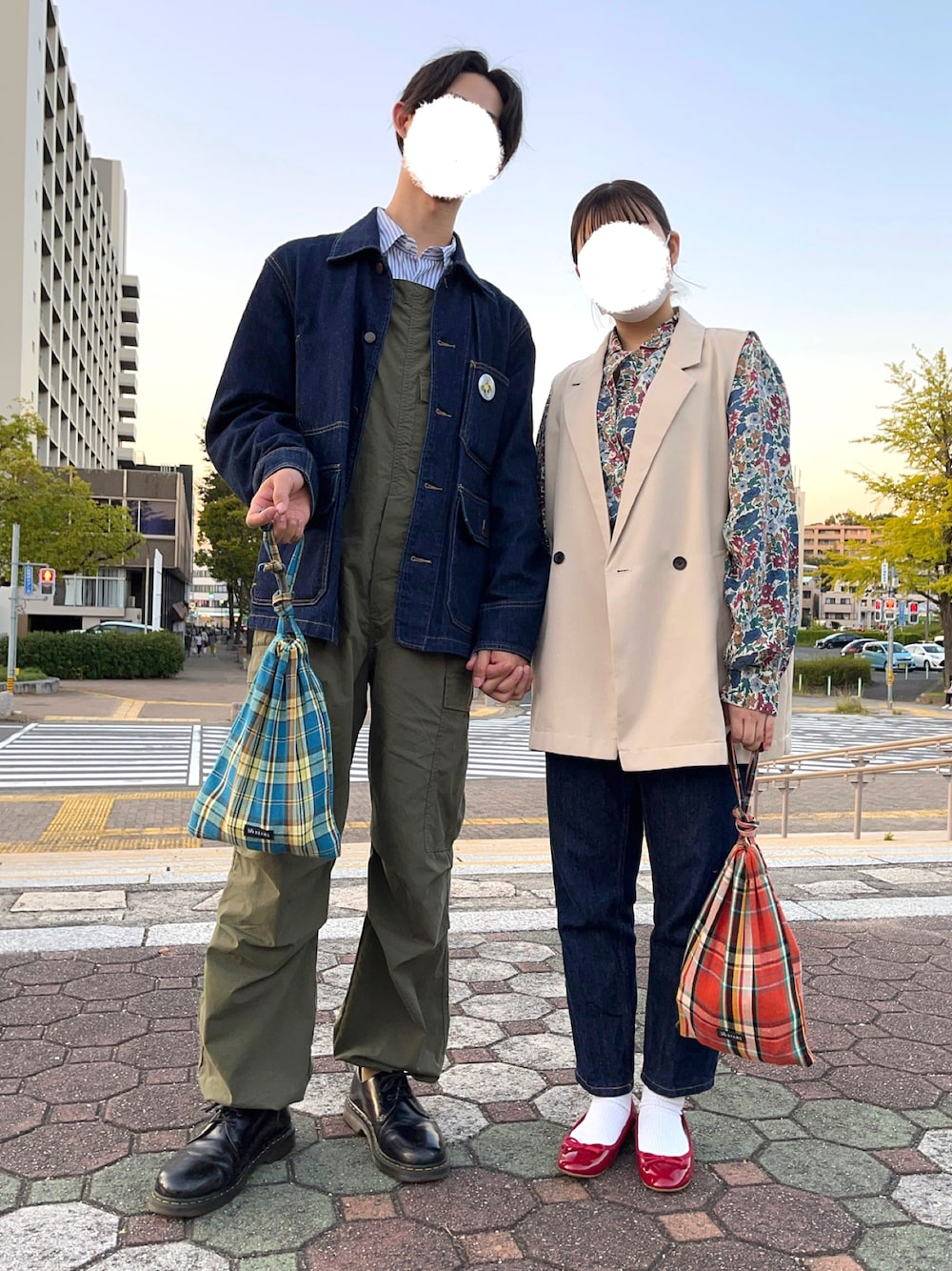 「ユニクロ、巾着バッグ、オーバーオール、デニムジャケット、花柄ブラウス、ジレ、チェック、カップルコーデ、ミリタリー、BEAMS」｜「UNIQLOのアイテム（デニムジャケット、ブルー系）」を使った、ぺいこさん（メンズ・174cm）の秋コーディネートの1枚目の写真