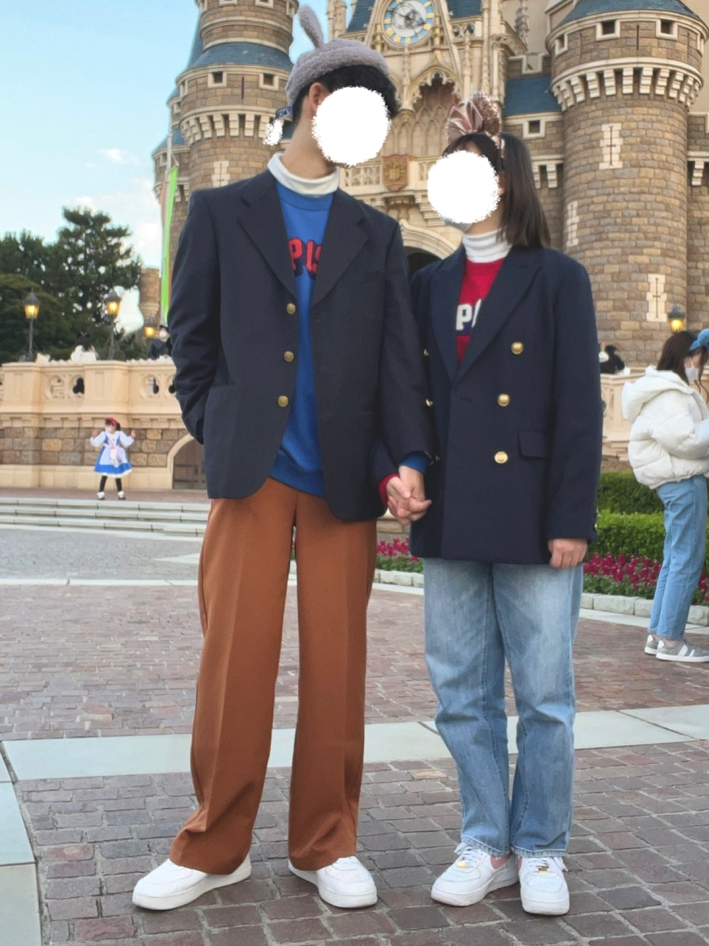 「ディズニーコーデ、カップルコーデ、紺ブレ、ロゴスウェット、GAP、カラーパンツ、デニムパンツ、エアフォースワン、未来のWEARISTAプロジェクト、古着MIX」｜「USEDのアイテム（テーラードジャケット、ブルー系）」を使った、ぺいこさん（メンズ・174cm）の秋コーディネートの1枚目の写真