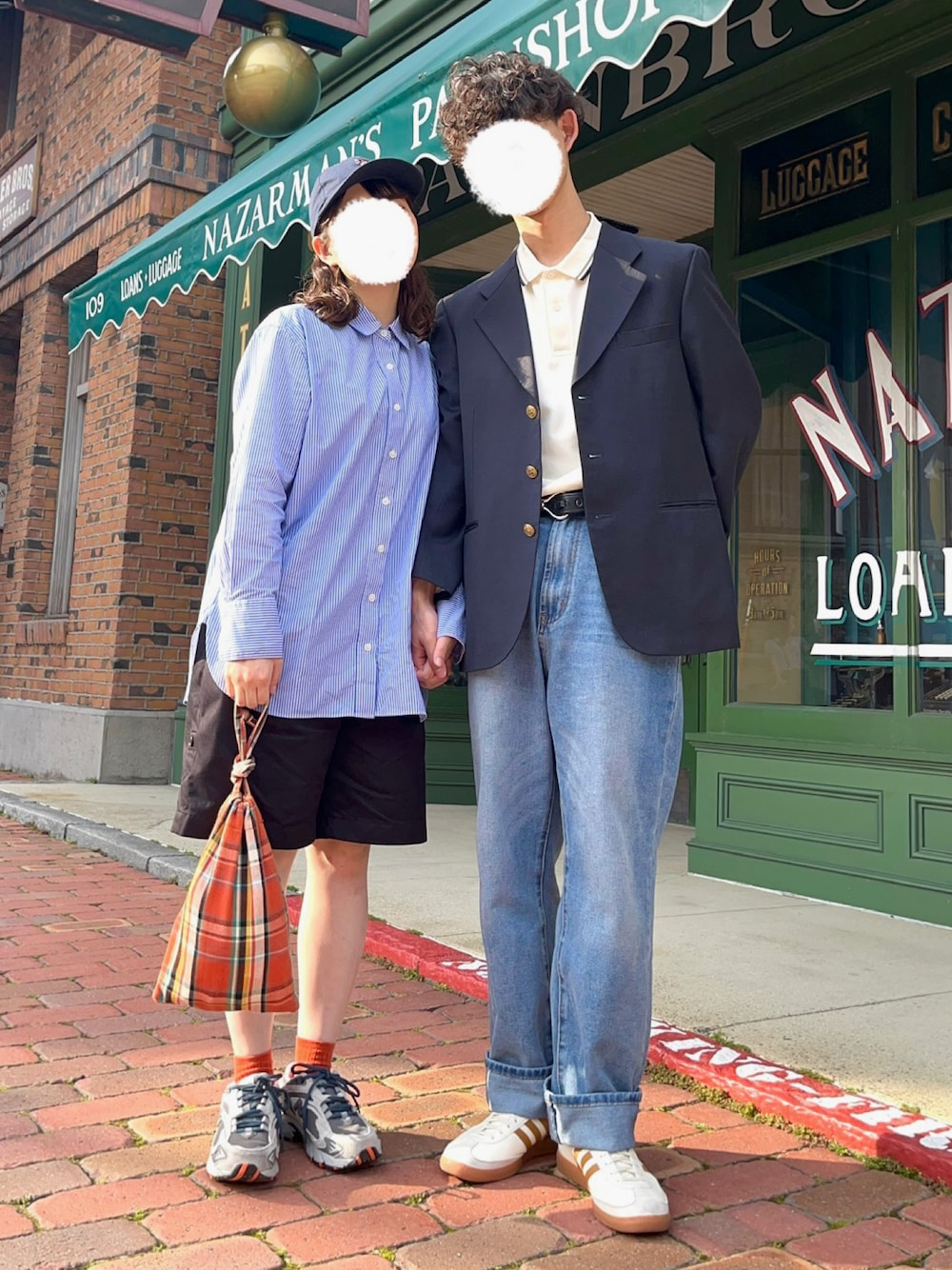 「お出かけコーデ日記、アディダス、紺ブレ、FRED PERRY、巾着バッグ、ストライプシャツ、ハーフパンツ、ワイドデニム、テーラードジャケット、カップルコーデ、ニューバランス、ユニバ、オトナカジュアル、きれいめカジュアル、スニーカー」｜「adidasのアイテム（スニーカー、ホワイト系）」を使った、ぺいこさん（メンズ・174cm）の春コーディネートの1枚目の写真