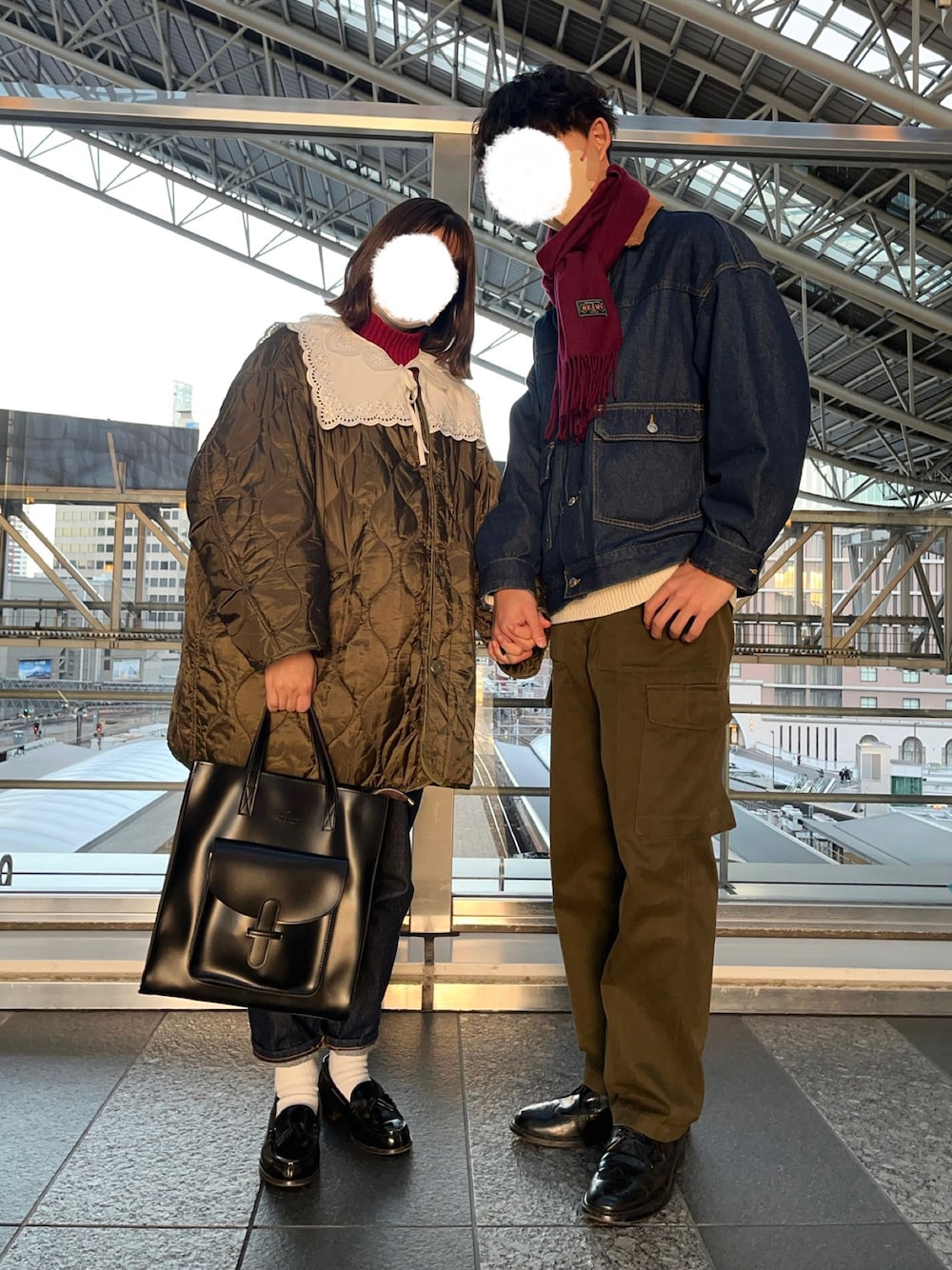 「未来のWEARISTAプロジェクト、シンプルコーデ、キルティング、赤×デニム、赤×カーキ、FREAK’Ｓ STORE、古着MIX、レザートート、つけ襟、カップルコーデ、シミラールック、アースカラー、革靴」｜「FREAK'S STOREの▽WEB限定 ビッグシルエット コーデュロイ襟切り替え デニムジャケット/セットアップ対応（デニムジャケット、ブルー系）」を使った、ぺいこさん（メンズ・174cm）の冬コーディネートの1枚目の写真