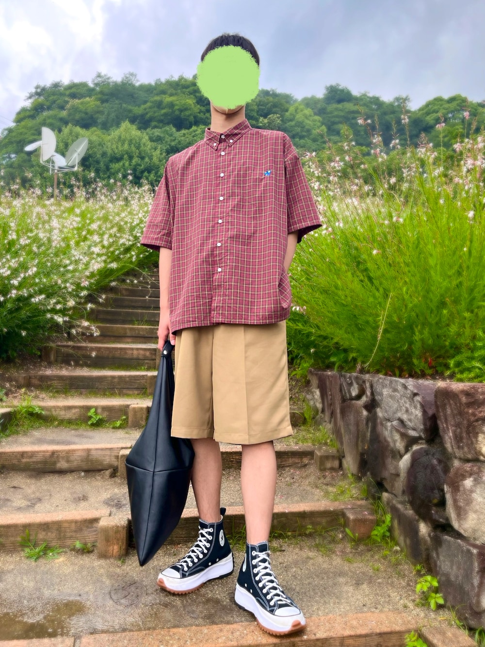 「デニムっていいよね、夏コーデ、スニーカーコーデ、ランスターハイク、WHO’S WHO gallery、チェックシャツ、レザートート、厚底シューズ、つけ襟、赤ボーダー、ローファー、ハーフパンツ」｜「WHO'S WHO galleryの【BLESS YOU/ブレスユー】バタフライチェックシャツ（シャツ/ブラウス、レッド系）」を使った、ぺいこさん（メンズ・174cm）の夏コーディネートの1枚目の写真