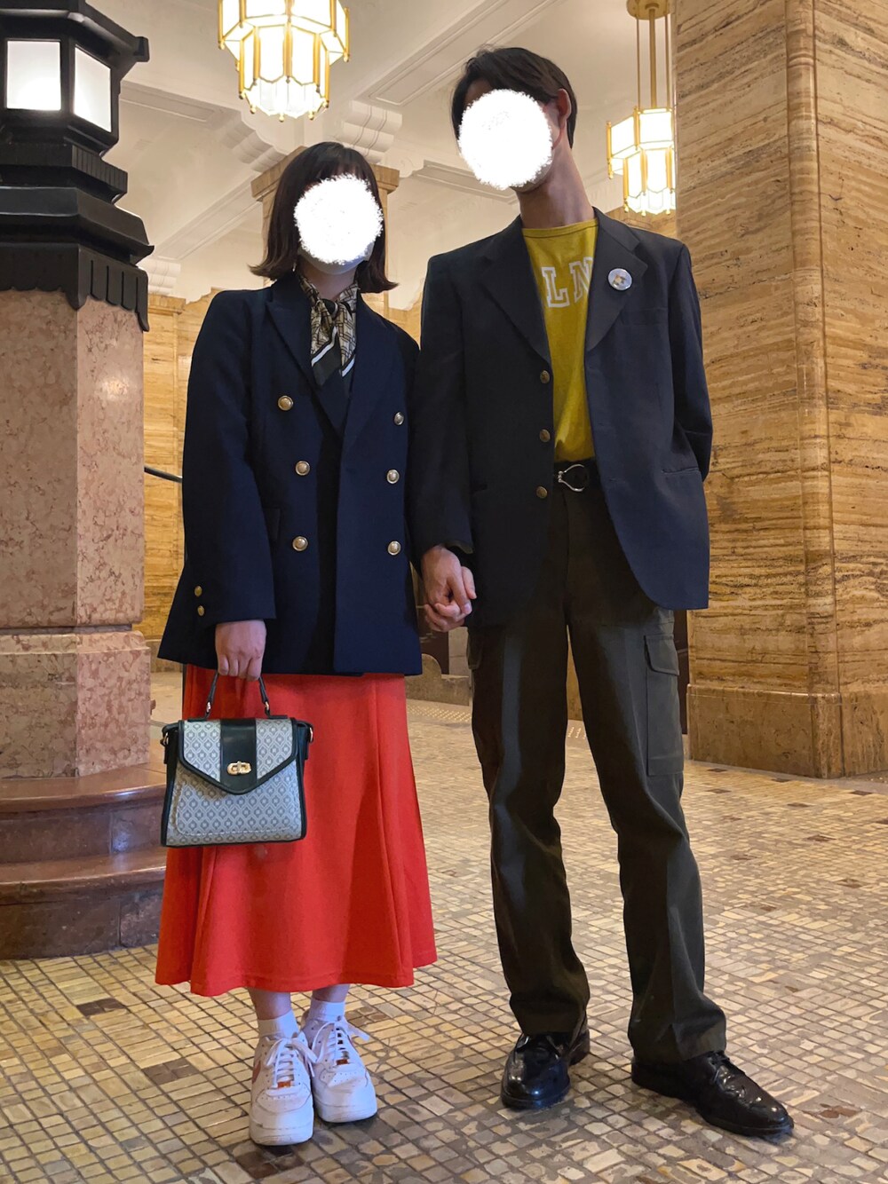「大人コーデ、古着MIX、紺ブレ、トラッド、テーラードジャケット、美術館コーデ、カップルコーデ、カーゴパンツ」｜「MOUSSYのMONOGRAM MINI SHOULDER バッグ（ショルダーバッグ、グリーン系）」を使った、ぺいこさん（メンズ・174cm）の秋コーディネートの1枚目の写真