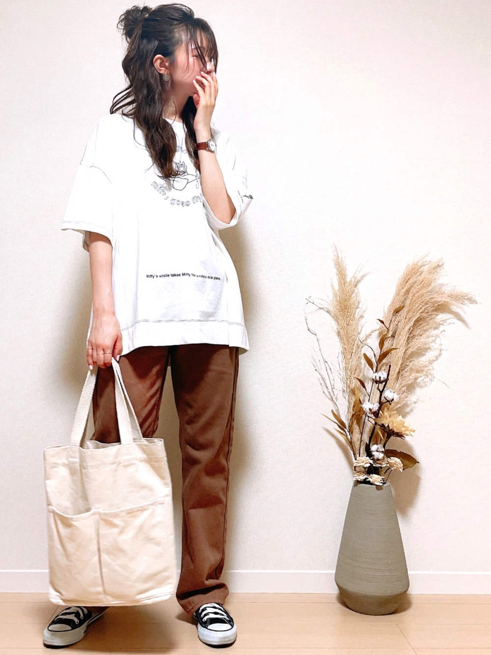 「パンツスタイル、カジュアルコーデ、白Tシャツ、コンバース、スニーカー、トートバッグ、おしゃれさんと繋がりたい、オトナ女子、UNIQLO、無印良品」｜「無印良品のアイテム（トートバッグ、ホワイト系）」を使った、mi-さん（レディース・162cm）の夏コーディネートの1枚目の写真