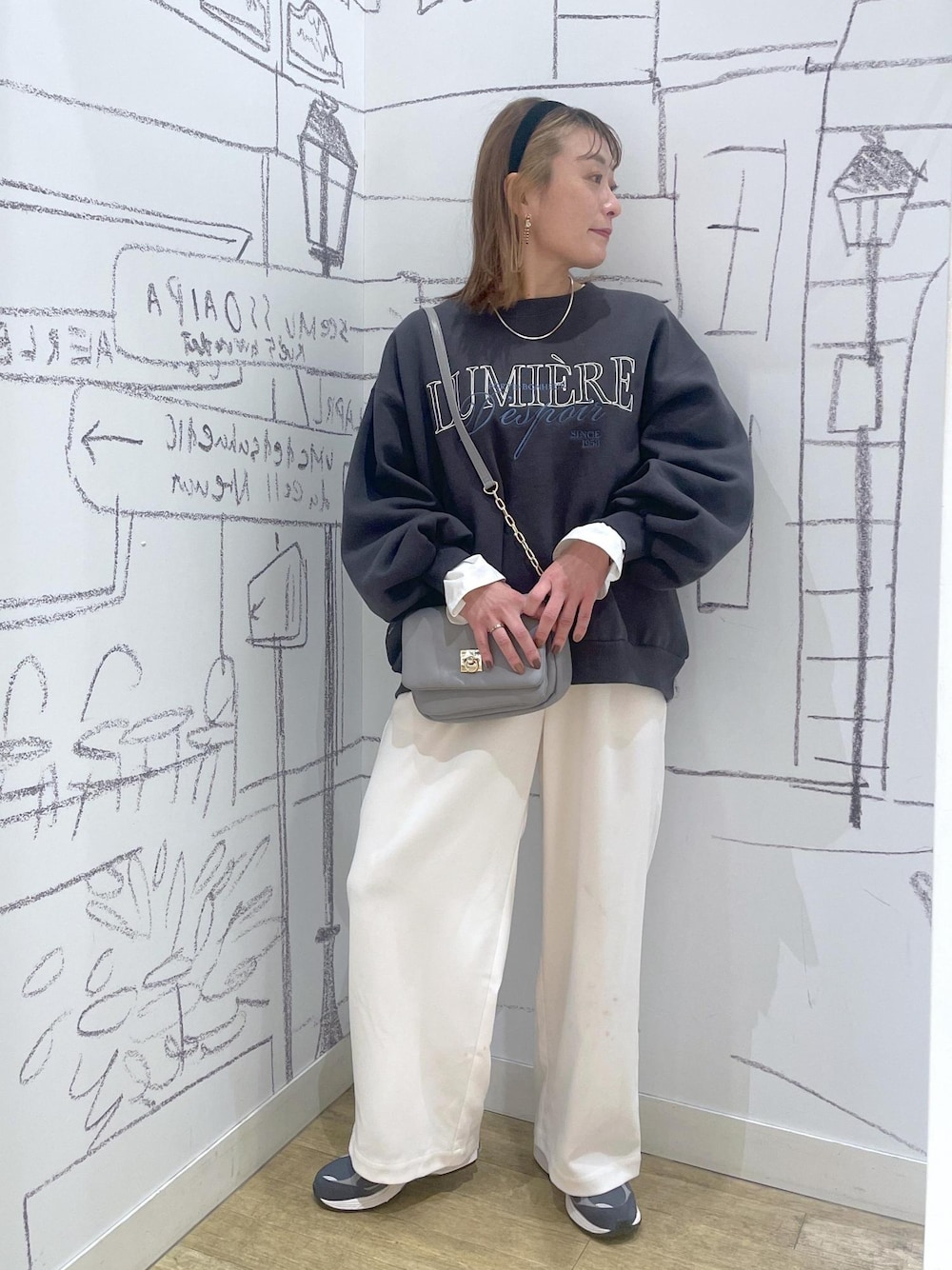 ホワイト系のシャツ/ブラウス、グレー系のショルダーバッグ、グレー系のスウェットを着用したレディースの冬コーディネートの1枚目の写真