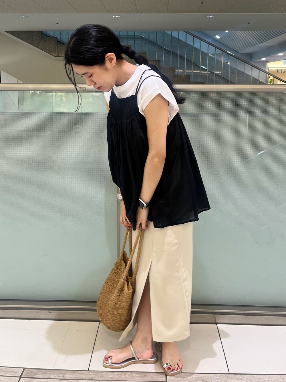 ベージュ系のスカート、ブラック系のキャミソール、ホワイト系のTシャツ/カットソーを着用したレディースの夏コーディネートの1枚目の写真