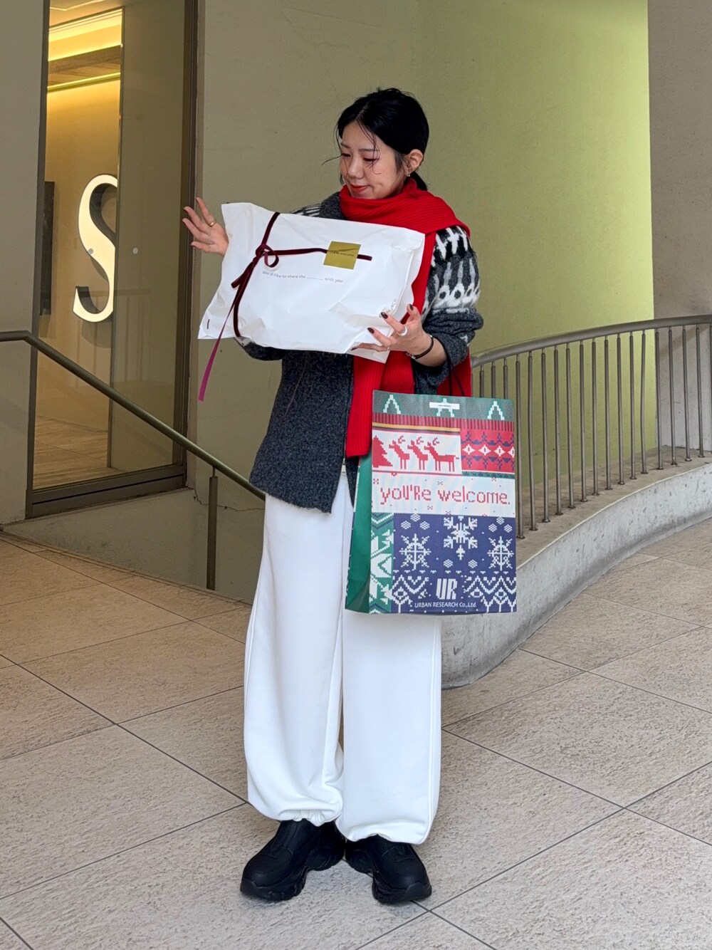グレー系のニット/セーター、ホワイト系のその他パンツ、ブラック系のその他シューズを着用したレディースの秋コーディネートの1枚目の写真